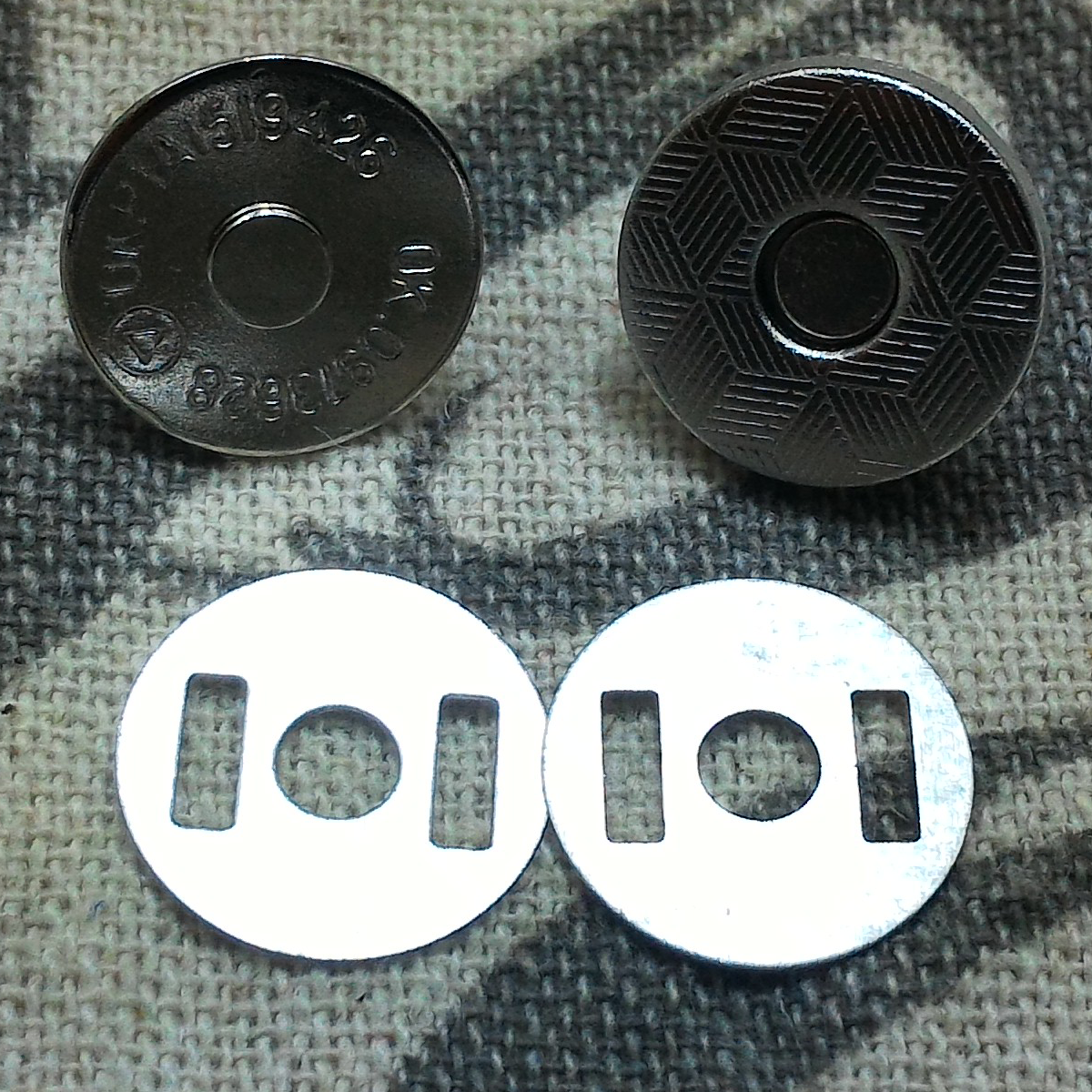 กระดุมแม่เหล็กขาเสียบ หน้าลาย 14มิล เงิน