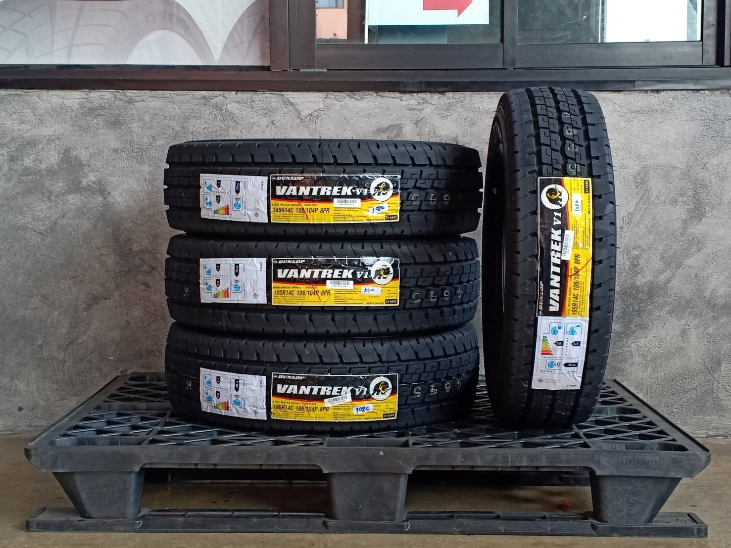 DUNLOP 195R14 VANTREK V1 106/104P 8PR MADE IN THAILAND