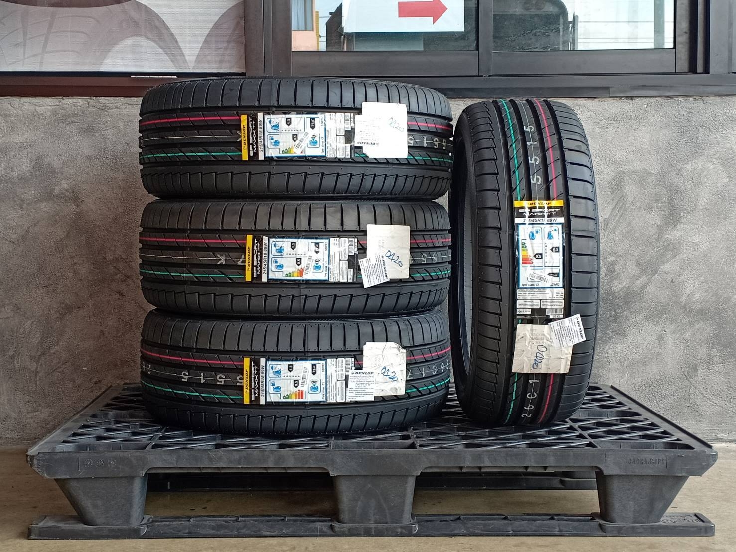 DUNLOP 215/45R18 SP SPORT MAXX TTต้องการส่วนลดราคาพิเศษ กรุณาสอบถาม