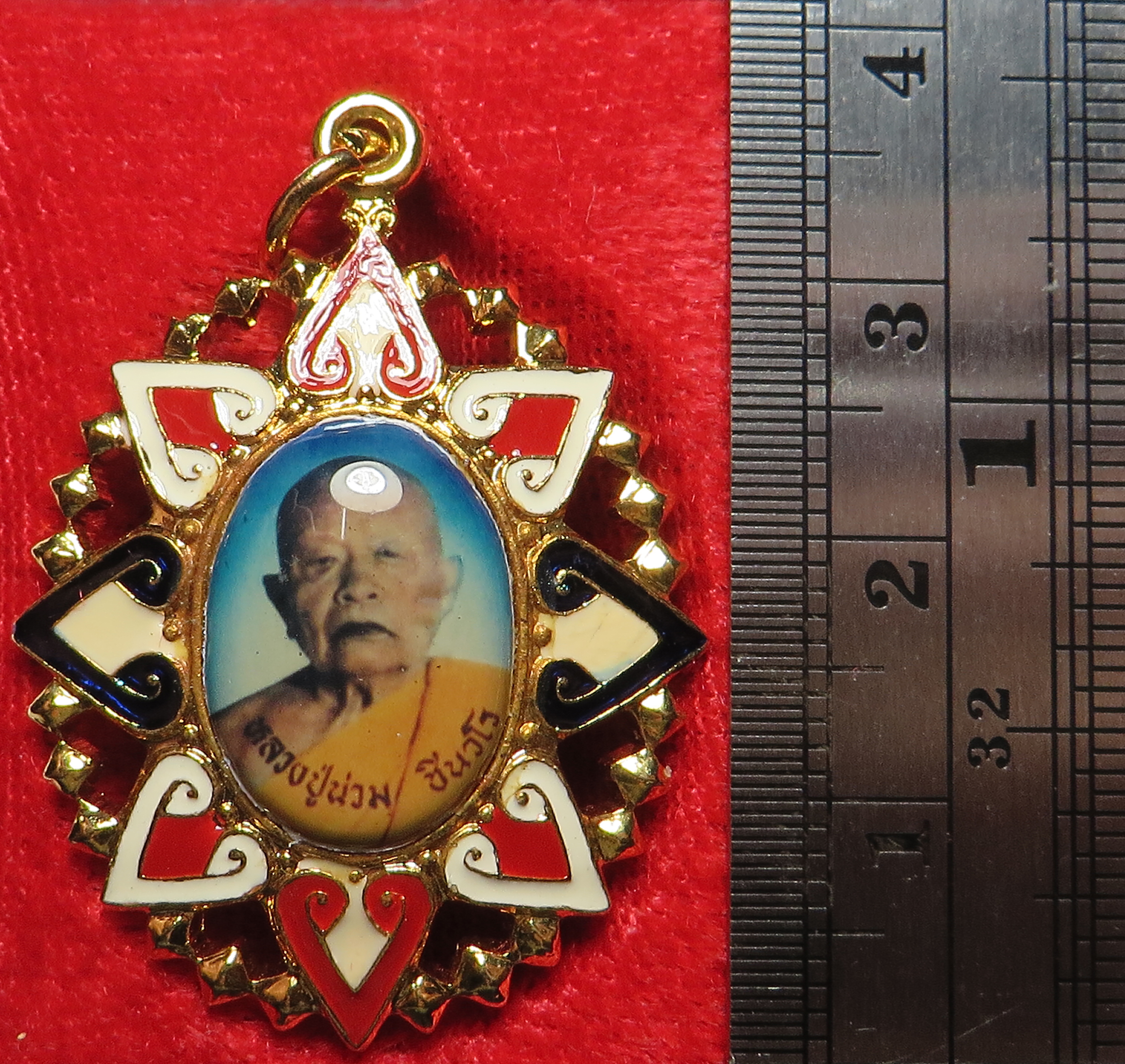 2117 (2) ล็อกเก็ต พระครูปลัดน่วม ชินวโร วัดบางมดโสธราราม (วัดกลางนา) กรุงเทพ ปี พ.ศ.2543 ตัวเรือนล็อกเก็ต ชุบทอง ลงยา 3 สี ออกแบบ สวยมาก มาพร้อมกล่องเดิม จากวัด