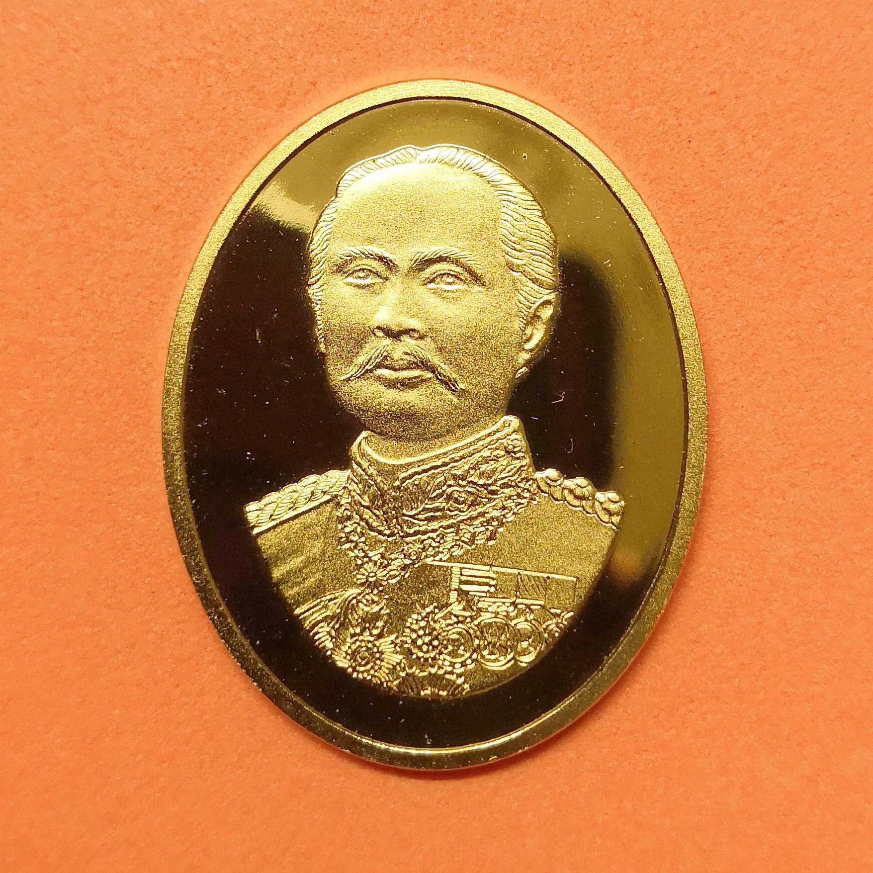 เหรียญ รัชกาลที่ 5 รุ่นแรก วัดสุทัศนเทพวราราม เสาชิงช้า ปี 2538 เนื้อชุบทองขัดเงา ขนาดสูง 3.3 เซน ผลิตจากโรงกษาปณ์ ฮูกานิน ประเทศสวิตเซอร์แลนด์