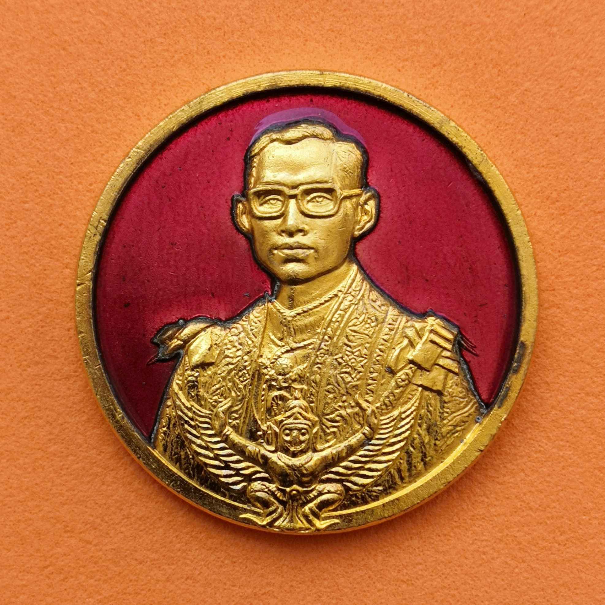 เหรียญ รัชกาลที่ 9 เฉลิมพระชนมายุครบ 5 รอบ ปี 2530 เนื้อกะไหล่ทองลงยา ขนาด 2.8 เซน ออกโดยจตุรเสนาสมาคม