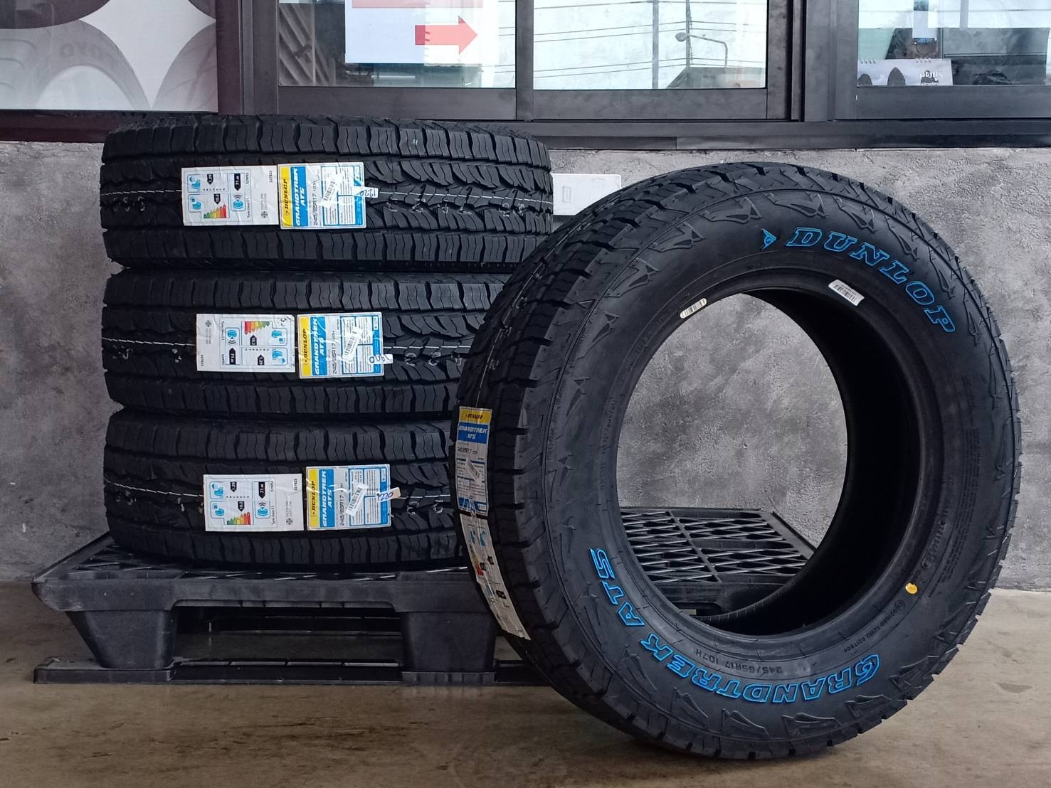 DUNLOP 245/65R17 GRANDTREK AT5 107H (ตัวหนังสือขาว) MADE IN THAILAND