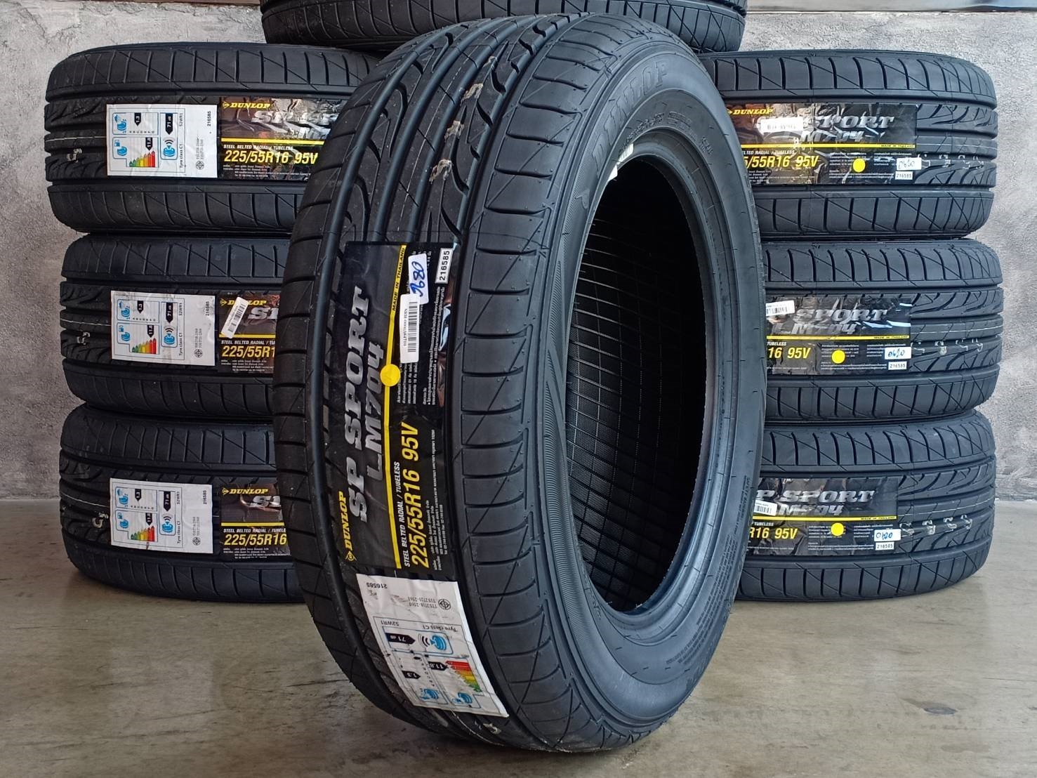 DUNLOP 225/55R16 SP SPORT LM704 95V MADE IN THAILAND