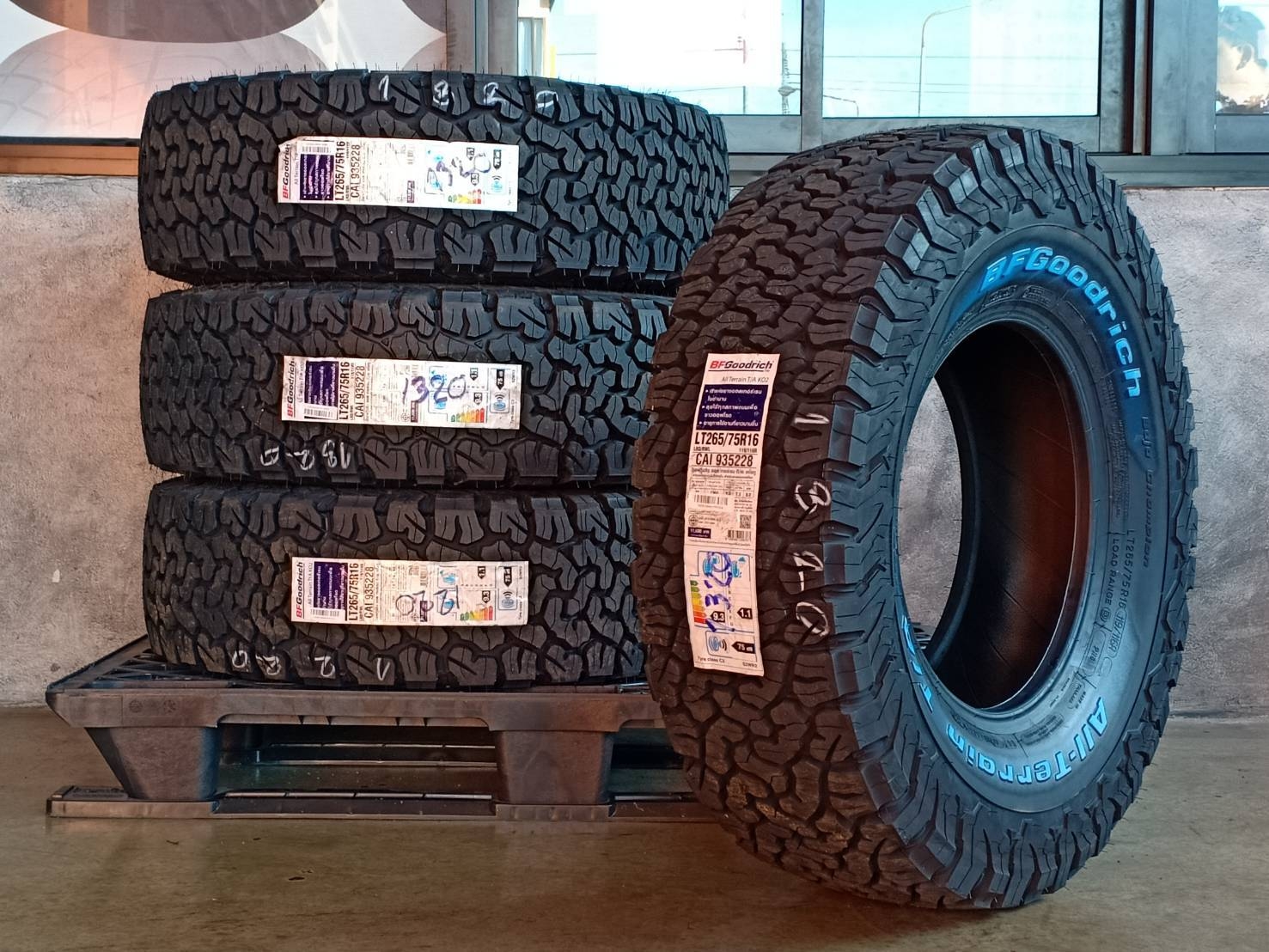 BF-GOODRICH 265/75R16 ALL TERRAIN T/A KO2 119/116R 8PR (ตัวหนังสือขาว) MADE IN THAILAND