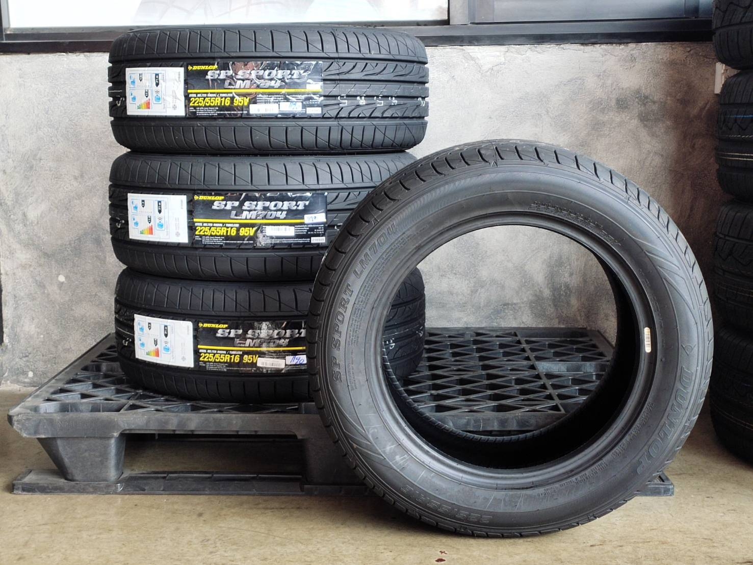 DUNLOP SP SPORT LM704 225/55R16