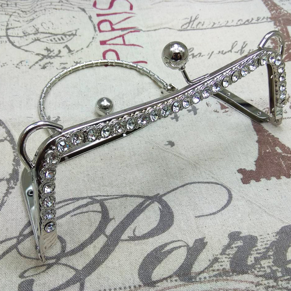 ปากกระเป๋๋าปิ๊กแป๊กเพชรล้อม8นิ้ว เงิน