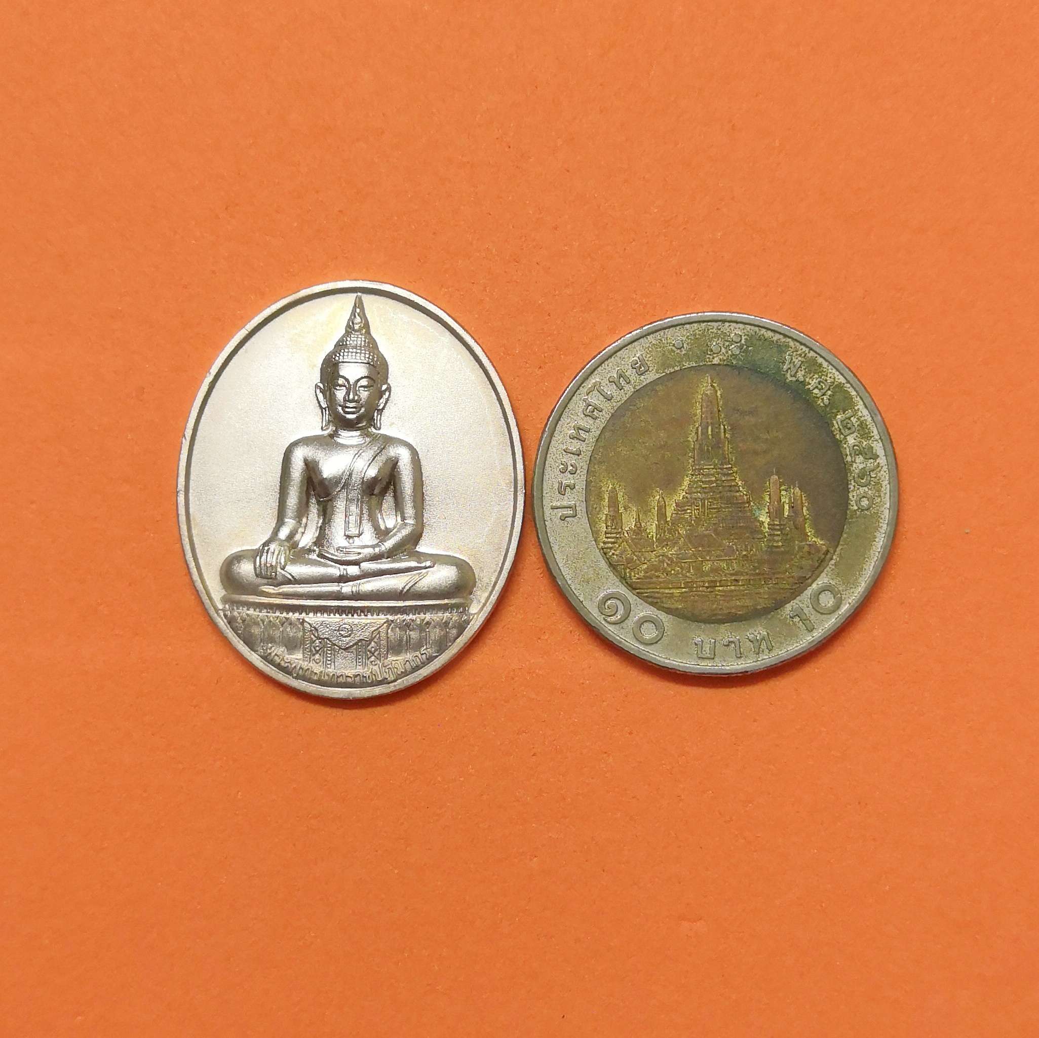 เหรียญ พระพุทธเทวราชปฏิมากร วัดเทวราชกุญชร ปี 2548 เนื้อกะไหล่เงิน สูง 2.9 เซน