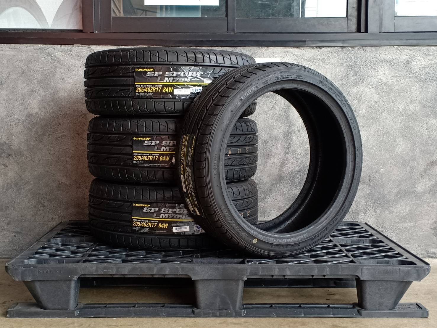 DUNLOP SP SPORT LM704 205/40R17 84W Y:3619 THAILAND