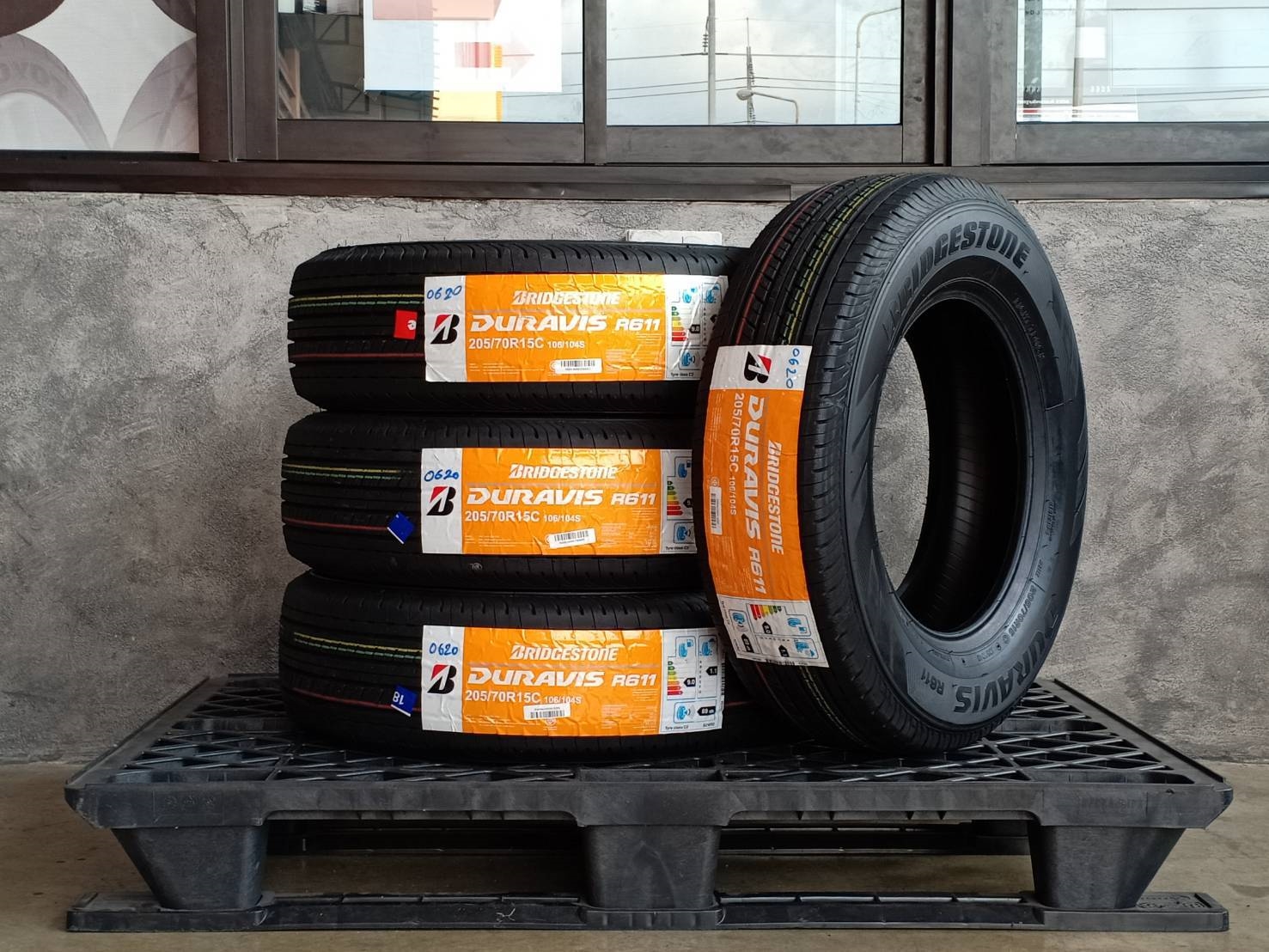 BRIDGESTONE 205/70R15 DURAVIS R611 106/104S MADE IN THAILAND