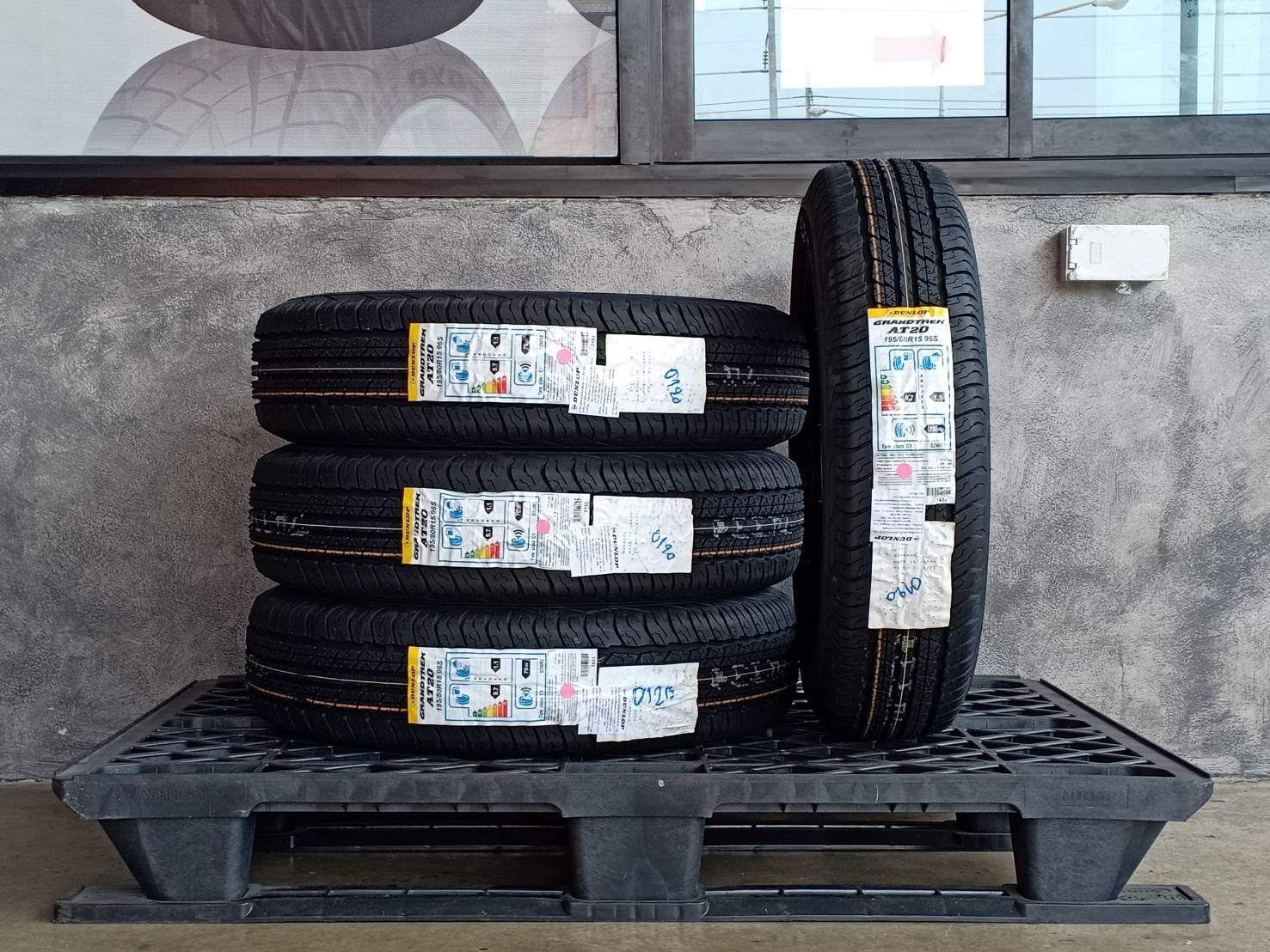 DUNLOP GRANDTREK AT20 195/80R15 ปี20