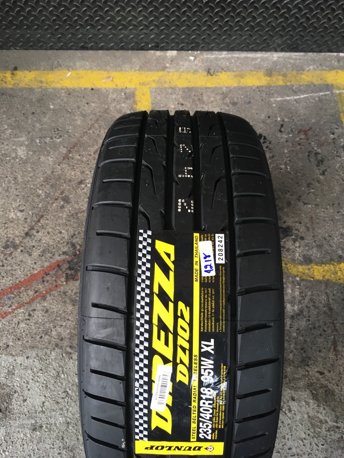 DUNLOP DZ102 235-40-18 เส้นละ 8900 ปี18 ซื้อ2แถม2 จ่าย 17800 ได้ 4เส้น ปี18