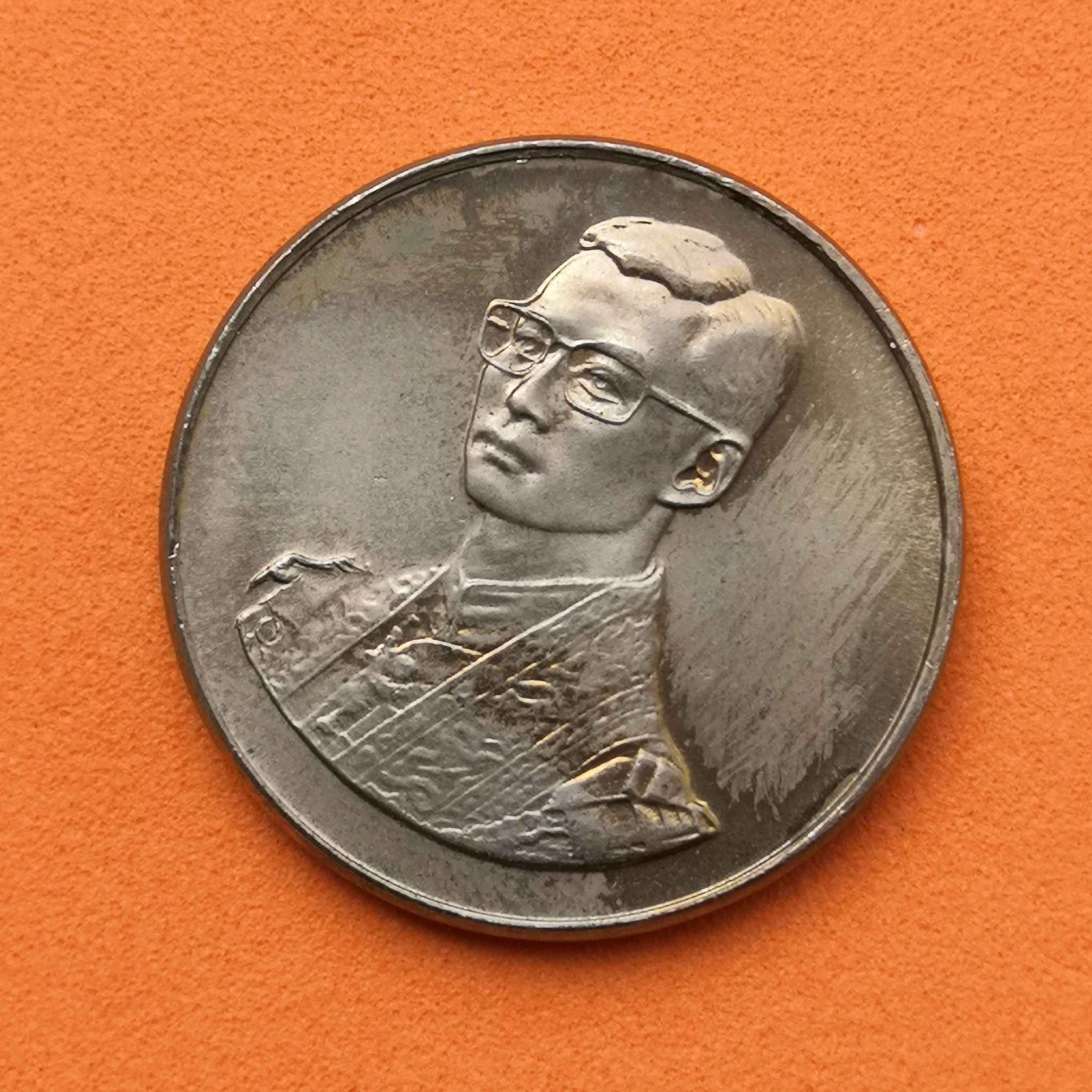 เหรียญรัชกาลที่ 9 ที่ระลึกเดินการกุศลเทิดพระเกียรติ 5 ธันวาคม 2527 โดยกองทัพบก เนื้อนิกเกิ้ล ขนาด 2 เซนติเมตร บล็อกกษาปณ์