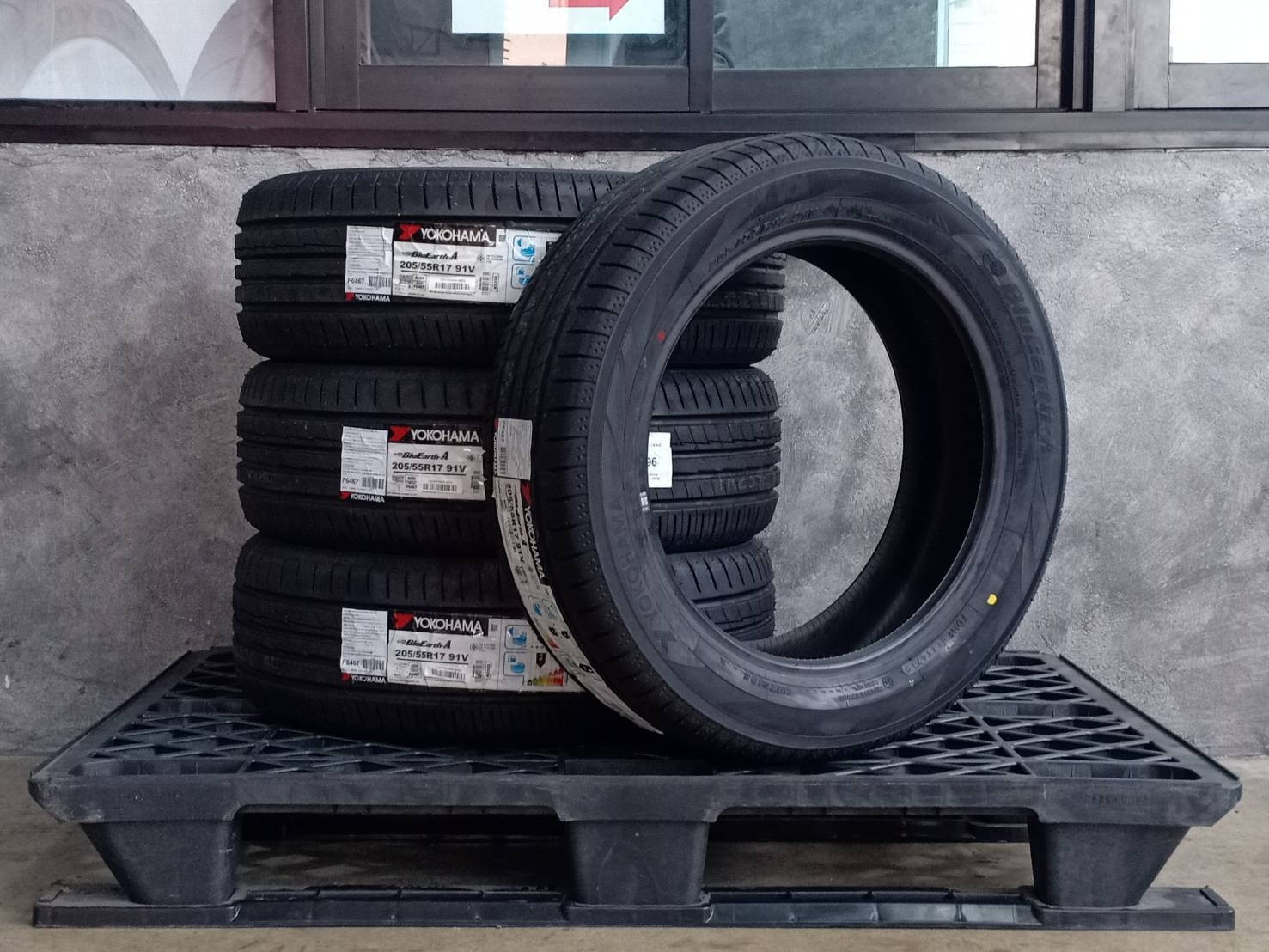 YOKOHAMA BLUEARTH-A AE50 205/55R17 91V JAPAN