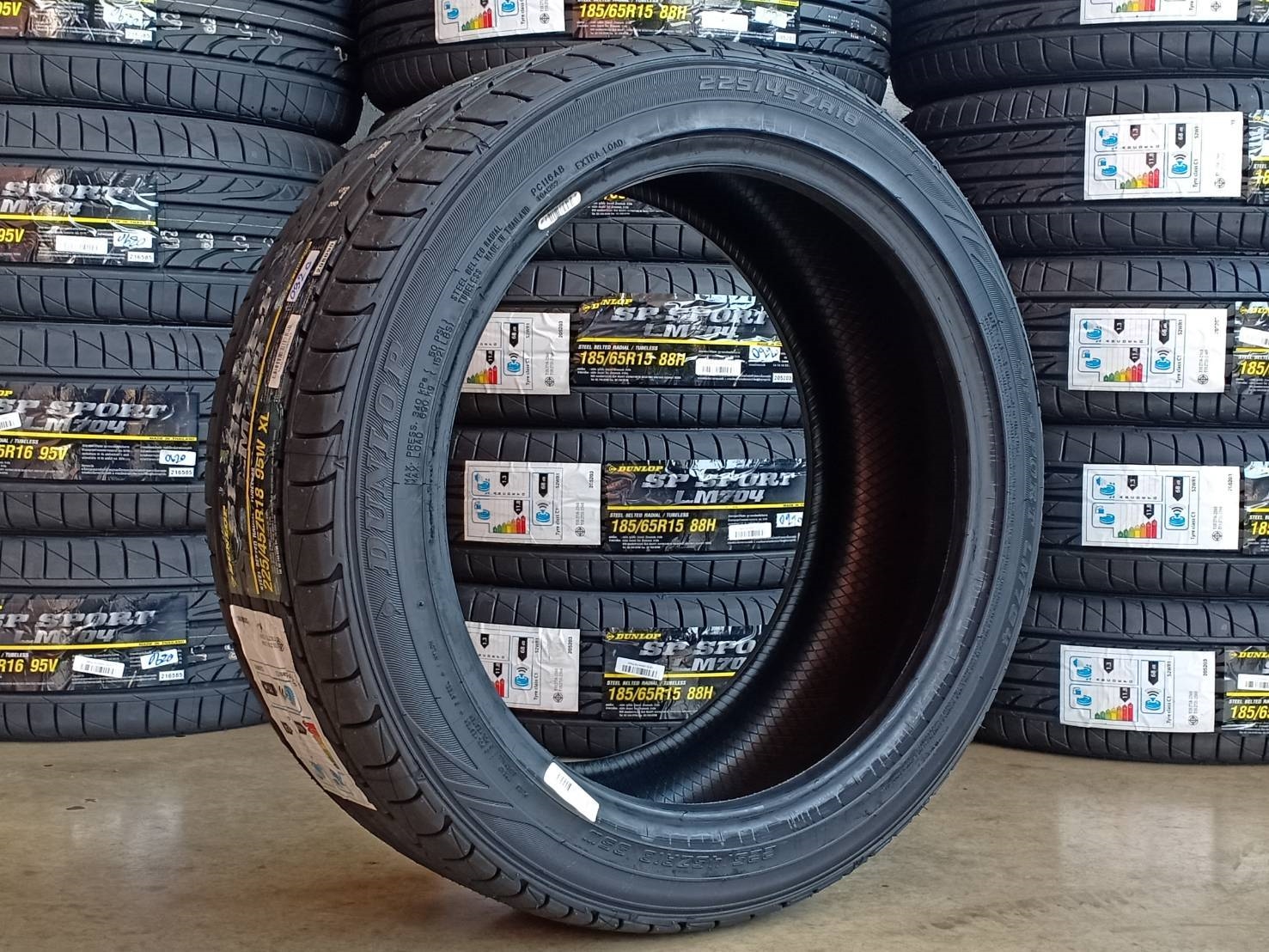 DUNLOP LM704 225/45-18 ราคาพิเศษ ปีใหม่กว่า ราคาถูกกว่าเดิม