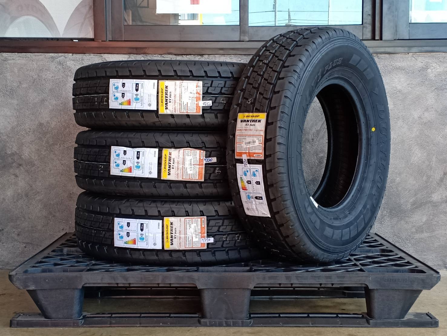 DUNLOP 225/75R15 VANTREK V1 PLUS 110/108Q MADE IN THAILAND