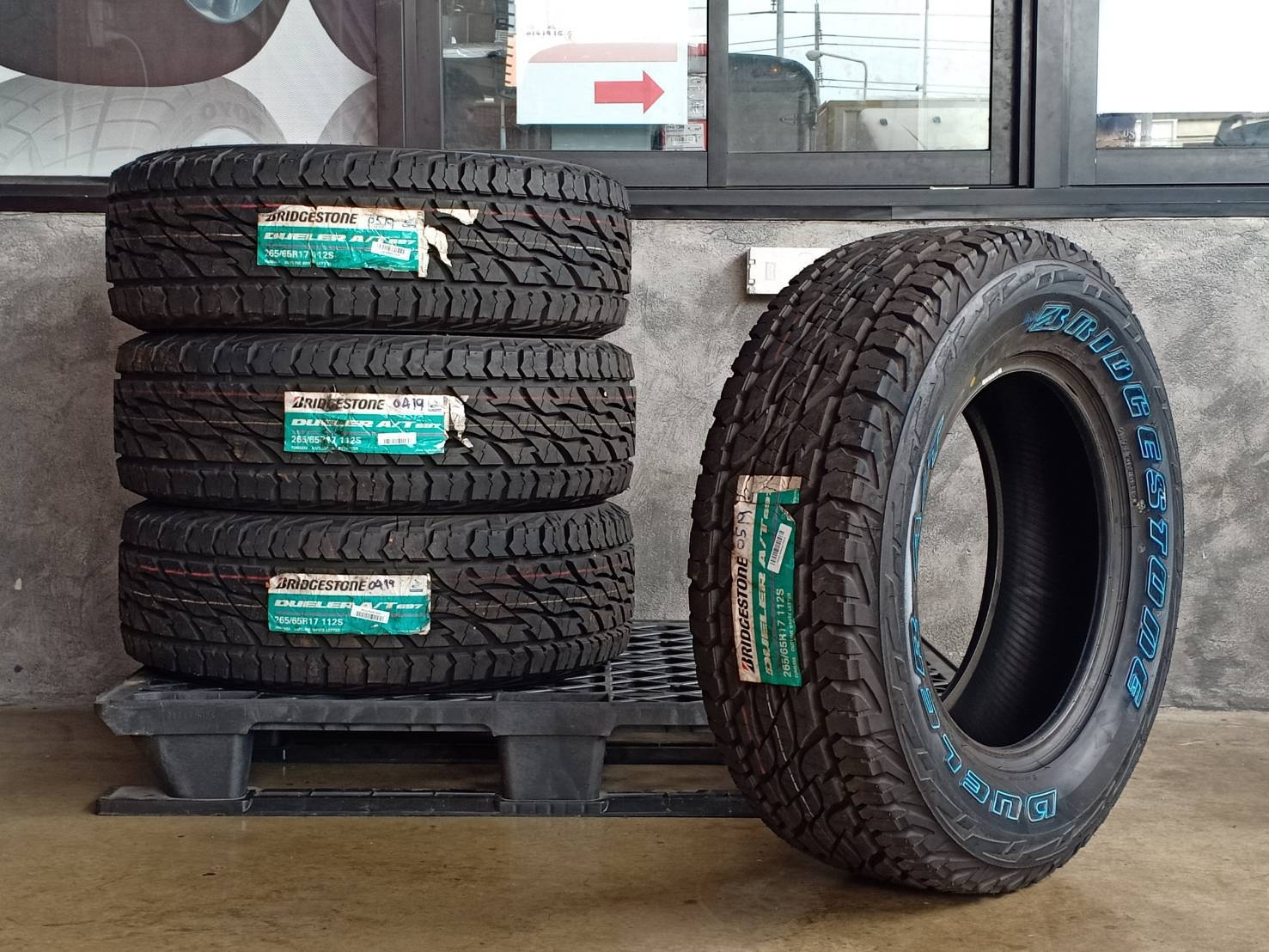 BRIDGESTONE 265/65R17 DUELER A/T 697