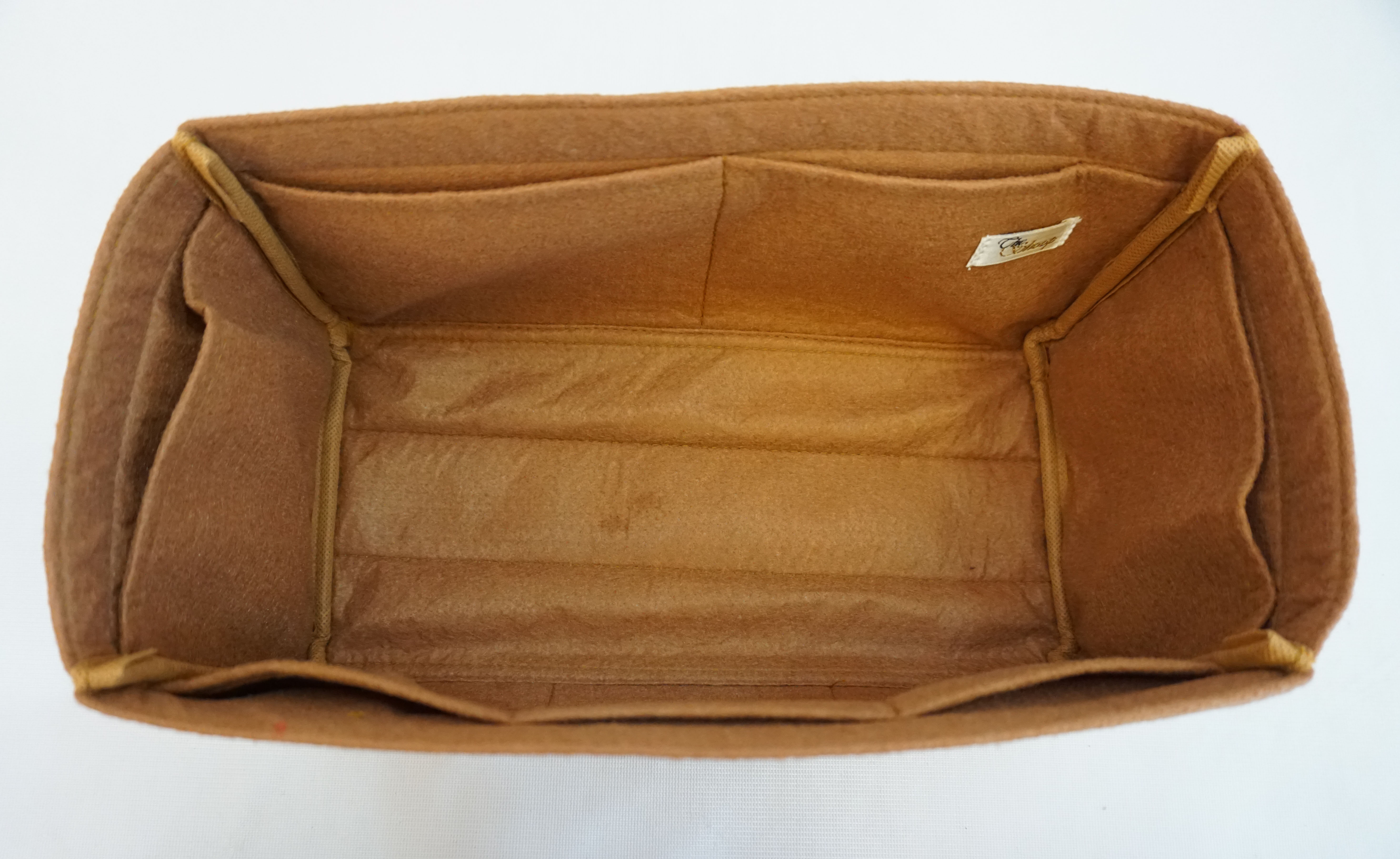 ที่จัดระเบียบกระเป๋า รุ่นน้ำหนักเบา LV Speedy 25 / 30 มีให้เลือก 4 สี ช่วยแก้ปัญหา หาของสิ่งของในกระเป๋าไม่เจอ ก้นกระเป่าห้อยไม่สวย ที่สำคัญ!! น้ำหนักเบาจนเหมือนไม่ได้ใส่ / ไม่ต้องใส่ฐานรองเพิ่ม