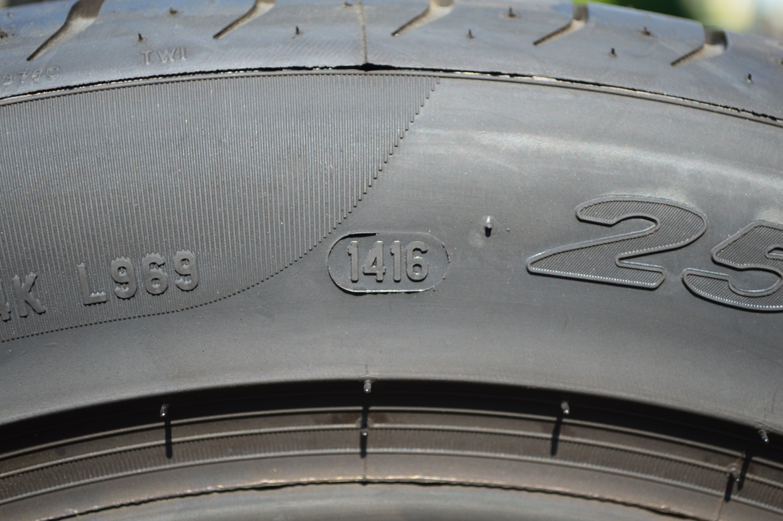 PIRELLI PZERO 255/45-18 เส้น 6800 บาท ปกติ 12500