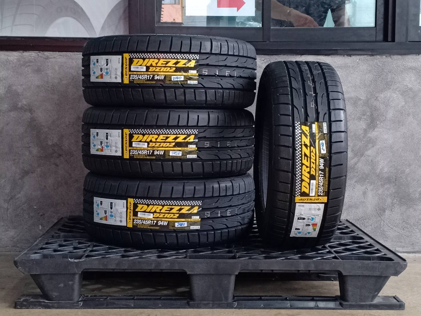 DUNLOP 235/45R17 DIREZZA DZ102 94W MADE IN THAILAND