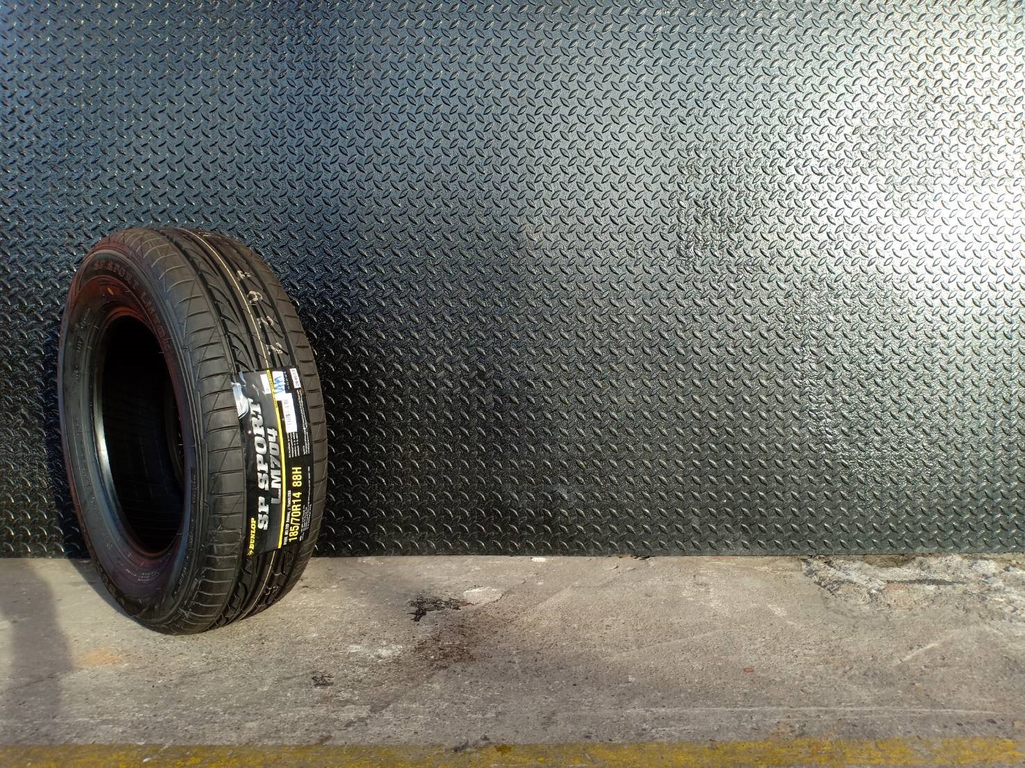 #แนะนำยางรถ #ขอบ13 #ราคาสุดคุ้ม #รถเก๋งเล็ก DUNLOP SP SPORT LM704 Size:185/70R14 ปี19 (MADE IN THAILAND)