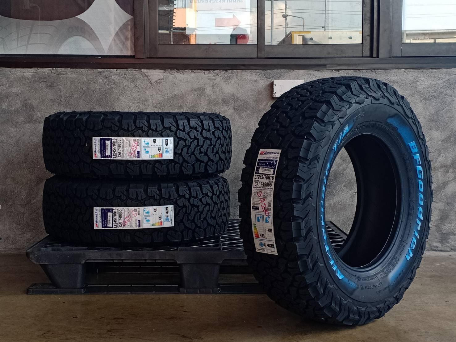 BF-GOODRICH 245/70R16 ALL TERRAIN T/A KO2 113/110S 8PR (ตัวหนังสือขาว) MADE IN THAILAND