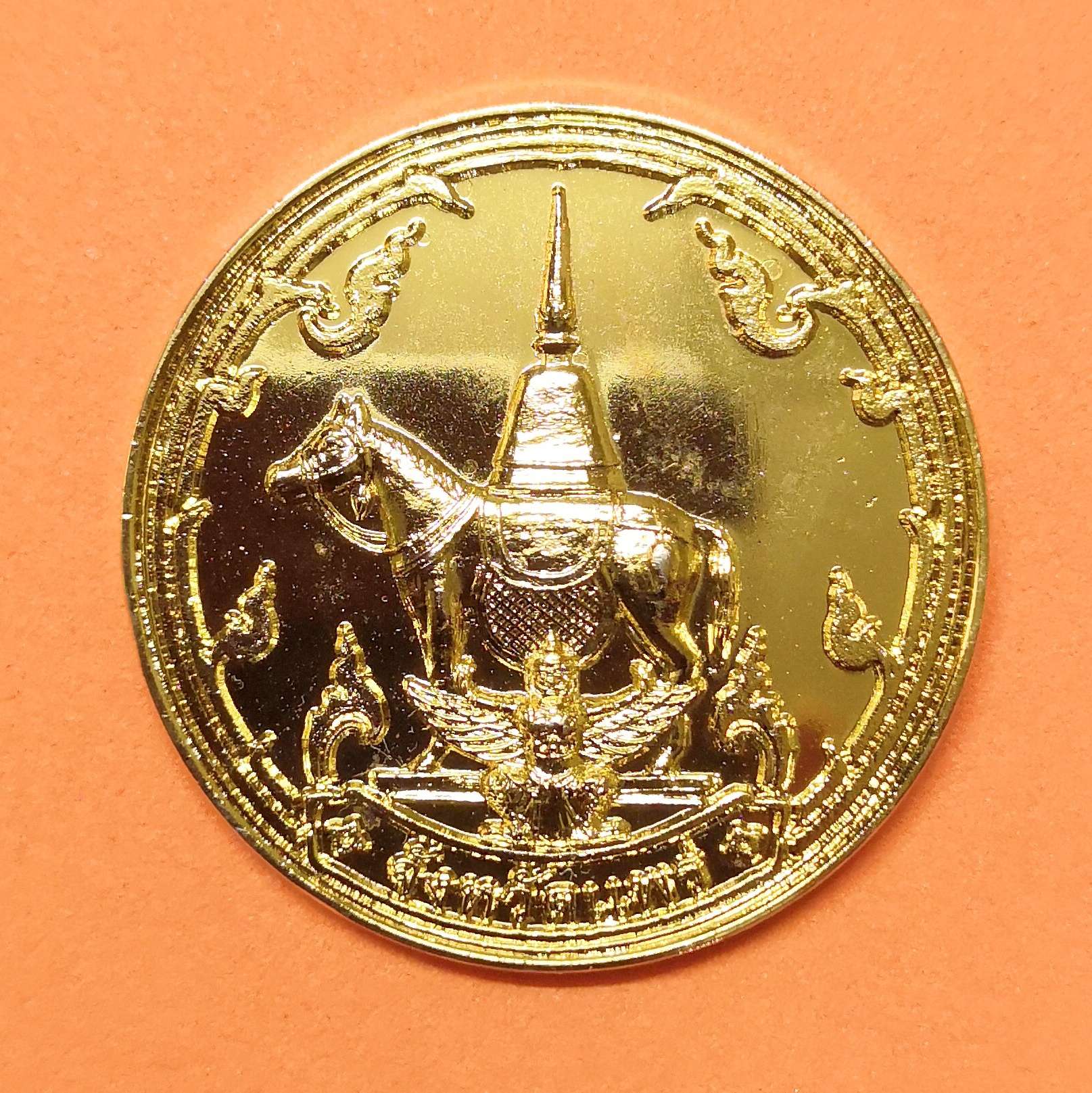 เหรียญ รวมพลคนปีขาล สั่งสมบารมีทาน ด้านหน้า ตราประจำจังหวัดแพร่ เป็นรูปม้ายืน และ พระธาตุช่อแฮ (พระธาตุประจำปีเกิดปีขาล) ประกอบอยู่บนหลังม้า ปี 2553เหรียญชุบทอง ขนาด 3 เซน