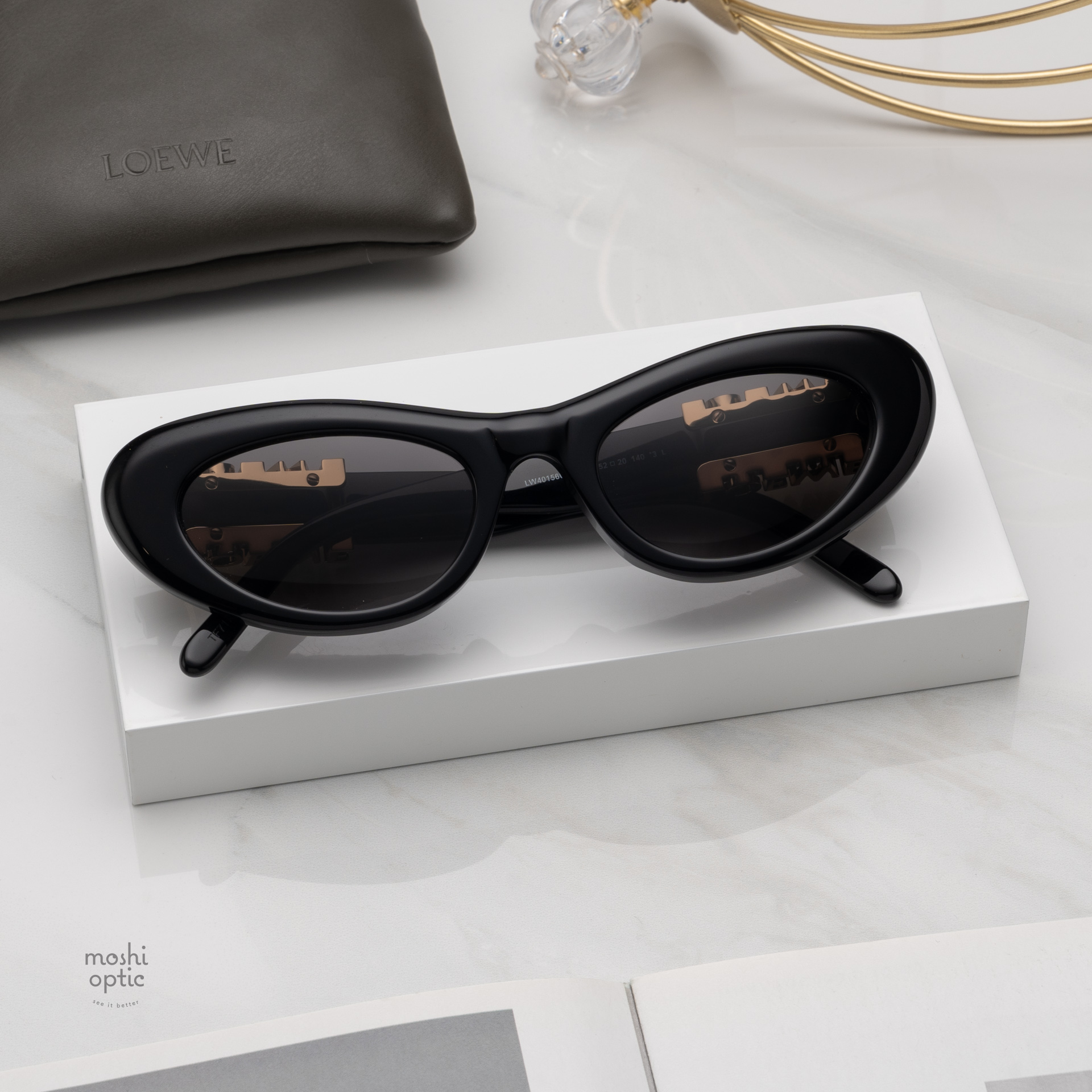 แว่นกันแดด Loewe LW40156U 01A