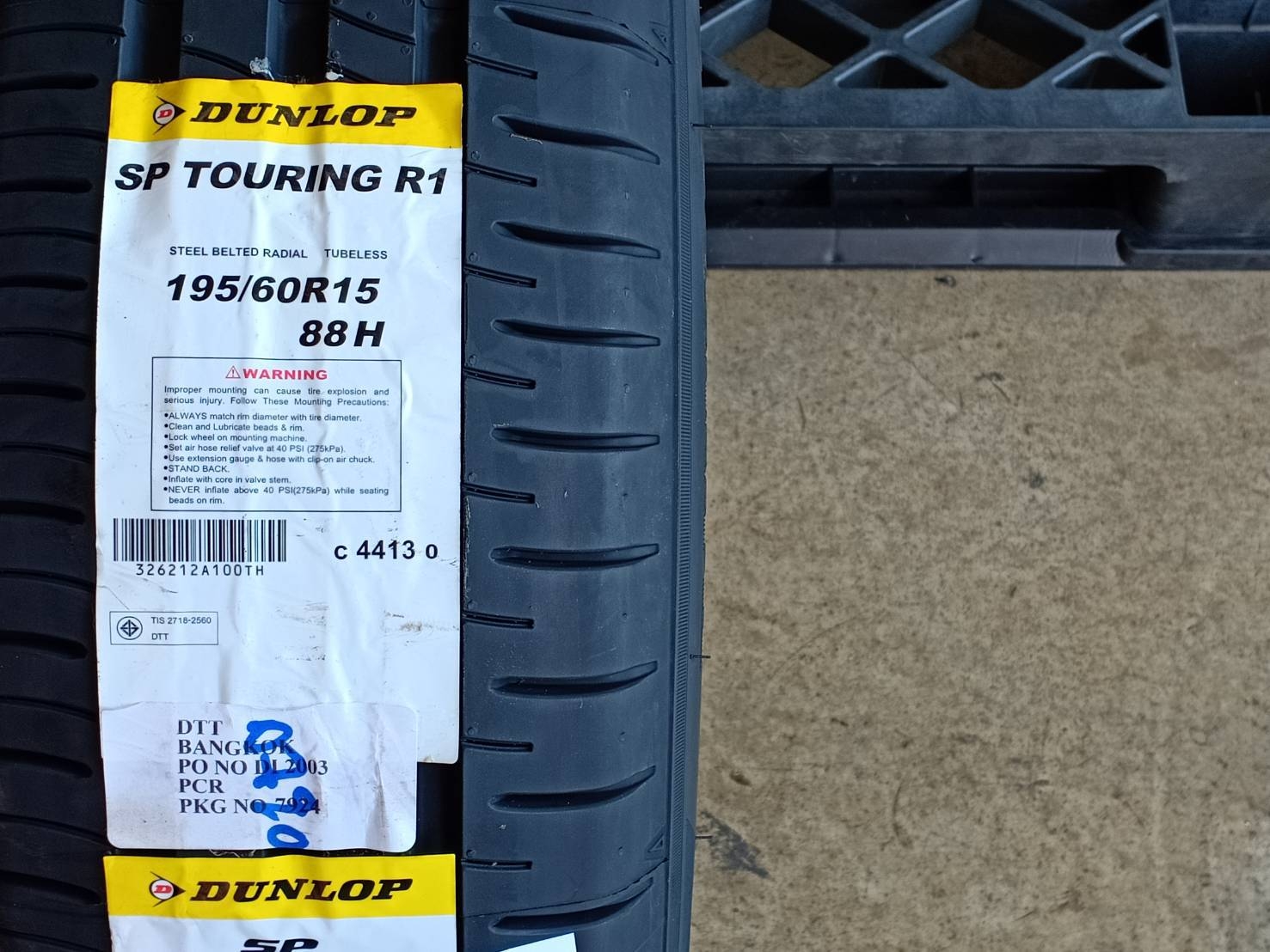 DUNLOP 195/60R15 SP TOURING R1 88H MADE IN INDONESIA