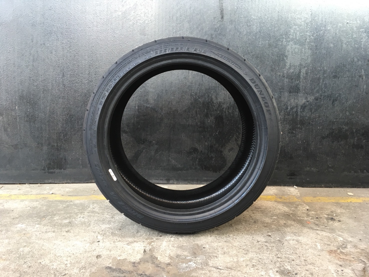 DUNLOP DZ102 255-35-18 เส้นละ 7500 ปี18