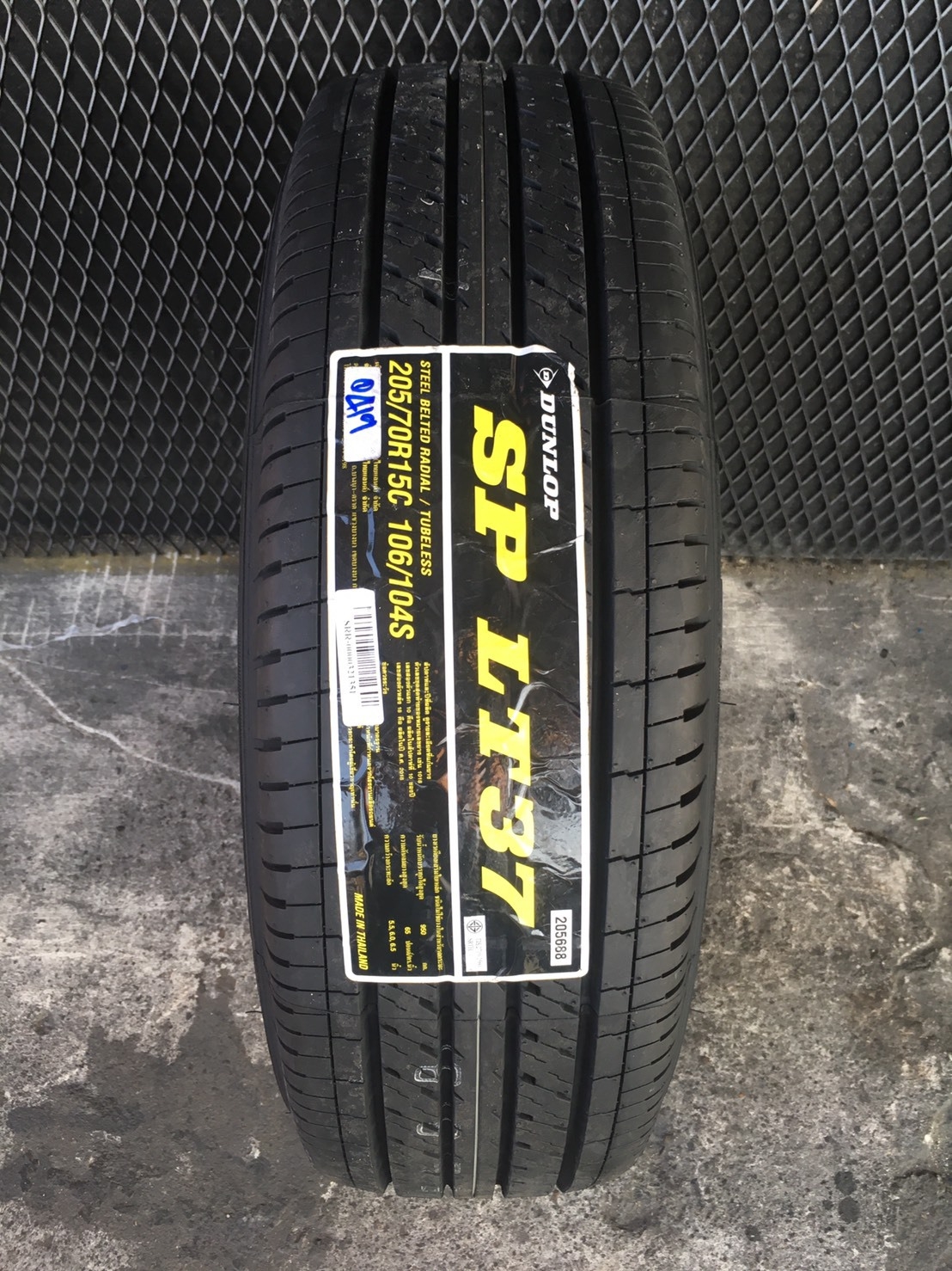 DUNLOP LT37 205/70-15 เส้น 2500 ปกติ 3000 ปี19