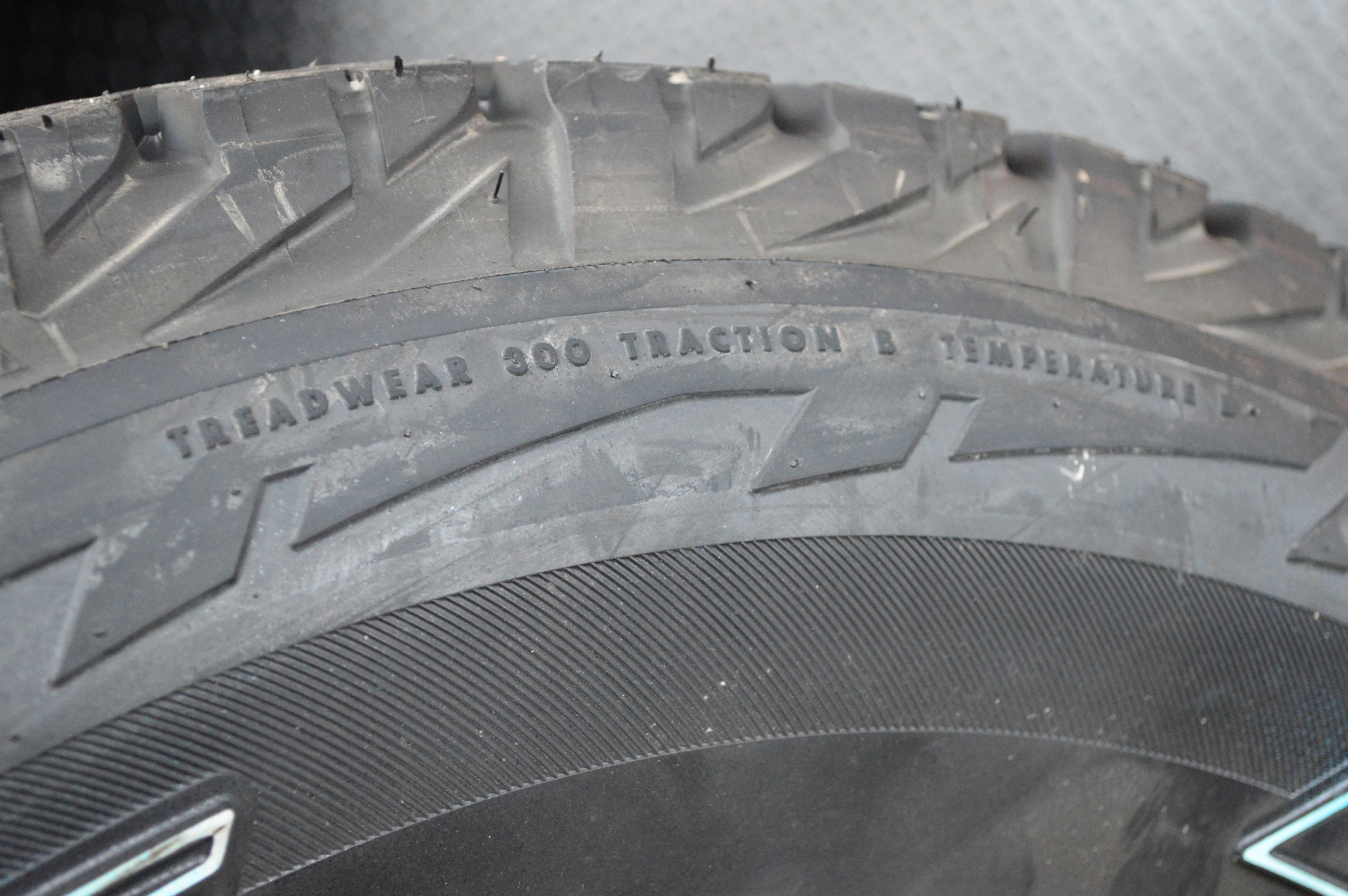 BRIDGESTONE DUELER AT 697 275/70-16 ยางญี่ปุ่น ปี16 เส้น 5500 ปกติ 9800 ลดราคาสุดคุ้ม