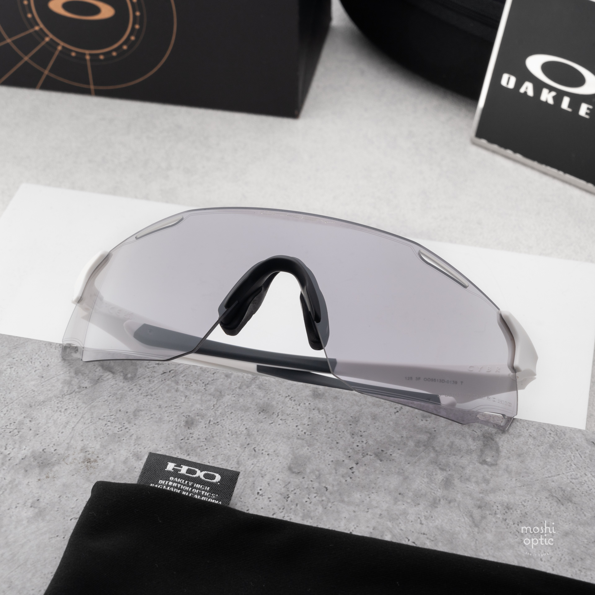 Oakley OO9513D-01 Cybr Dyno Matte White Clear to Black Iridium Photochromic
