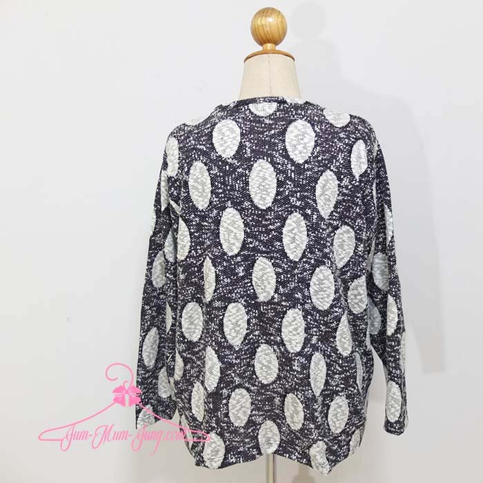 *อกฟรีไซส์52-54นิ้ว*เสื้อสเวตเตอร์คนอ้วนผ้าไหมพรมสีดำลายจุดสีขาว สวยน่ารักมากๆค่ะ