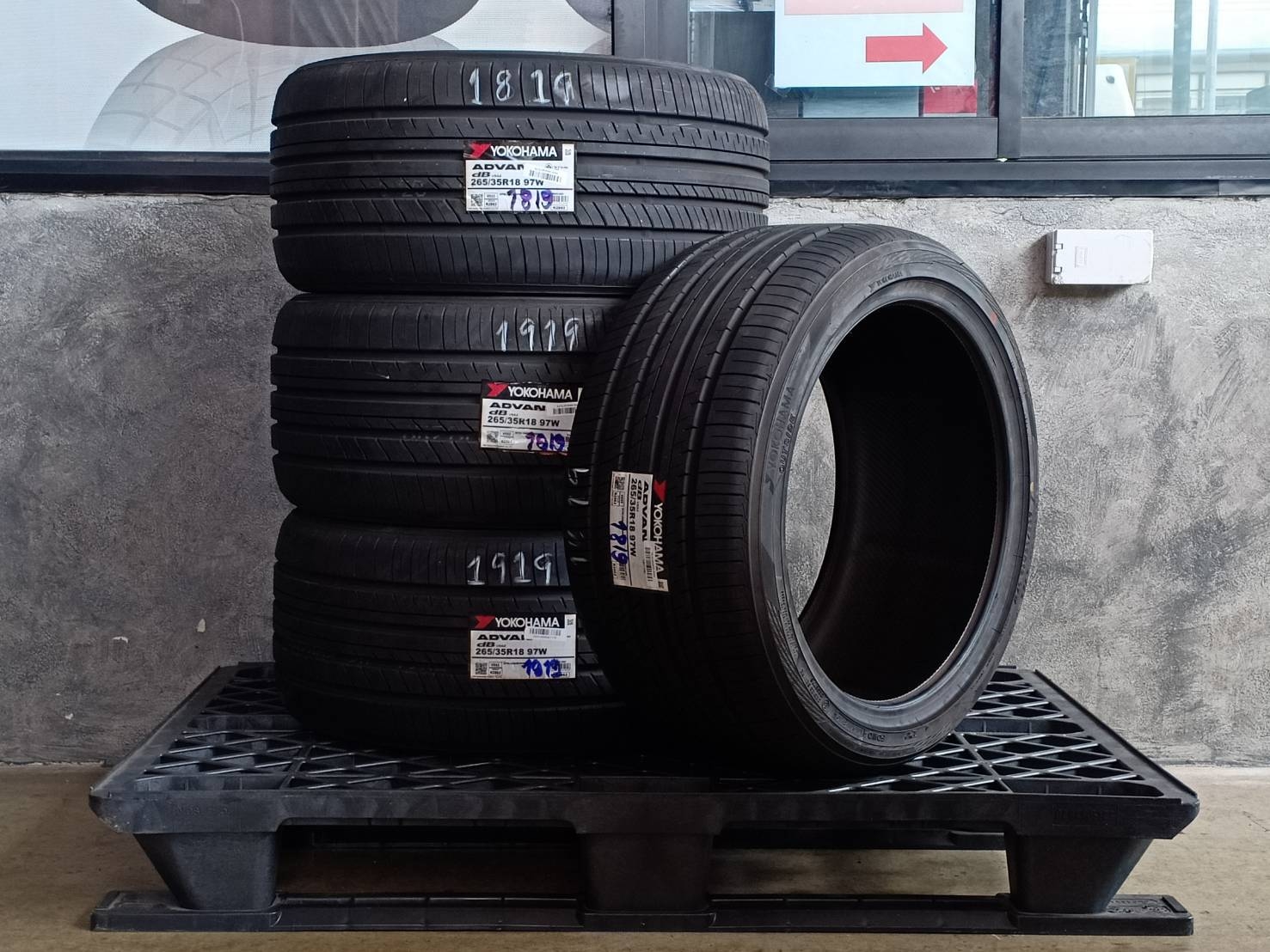 YOKOHAMA 265/35R18 ADVAN dB V552 97W MADE IN JAPAN