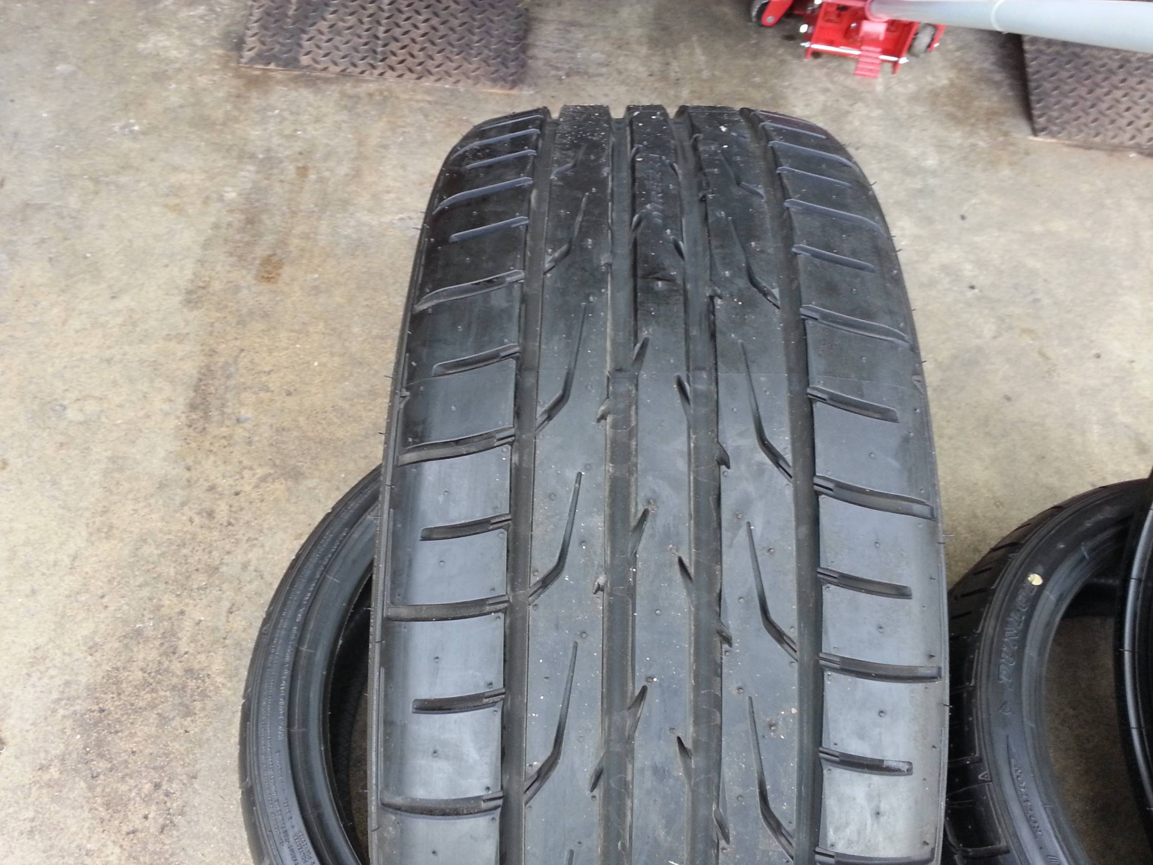 DUNLOP DZ102 245-35-19 ปี14มี 2,900 ปกติ 9500