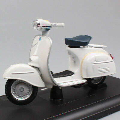 โมเดลรถ โมเดลรถมอไซค์ vespa piaggio 1966 white 2