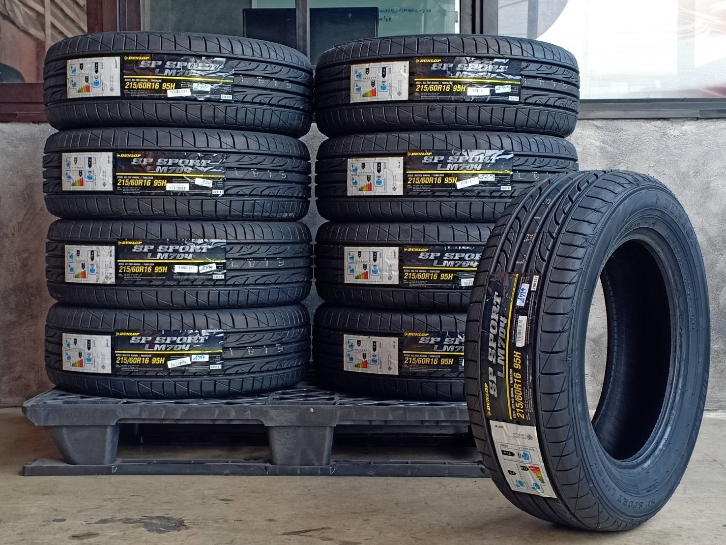 DUNLOP 215/60R16 SP SPORT LM704 95H MADE IN THAILAND