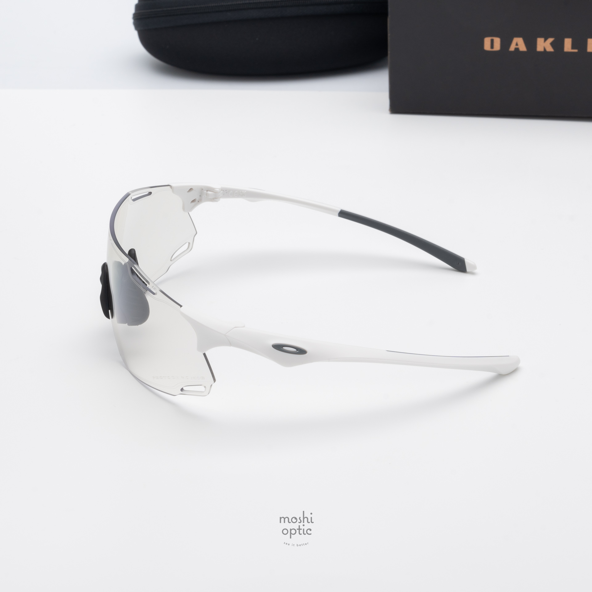 Oakley OO9513D-01 Cybr Dyno Matte White Clear to Black Iridium Photochromic
