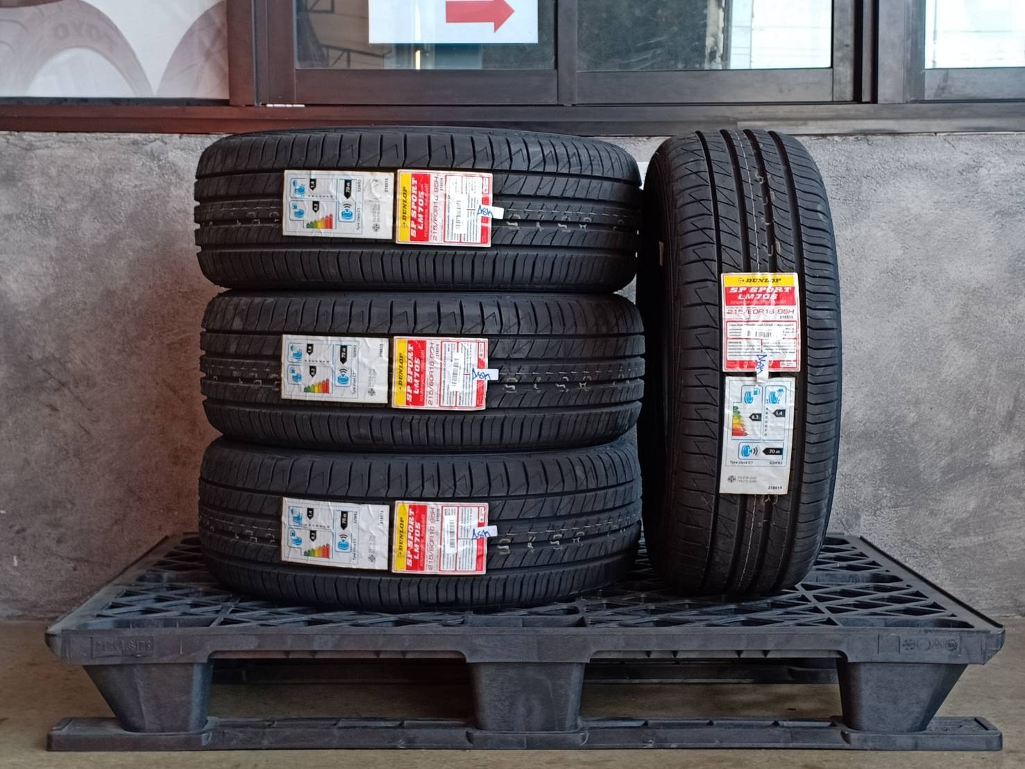 DUNLOP 215/60R16 SP SPORT LM705 95H MADE IN THAILAND