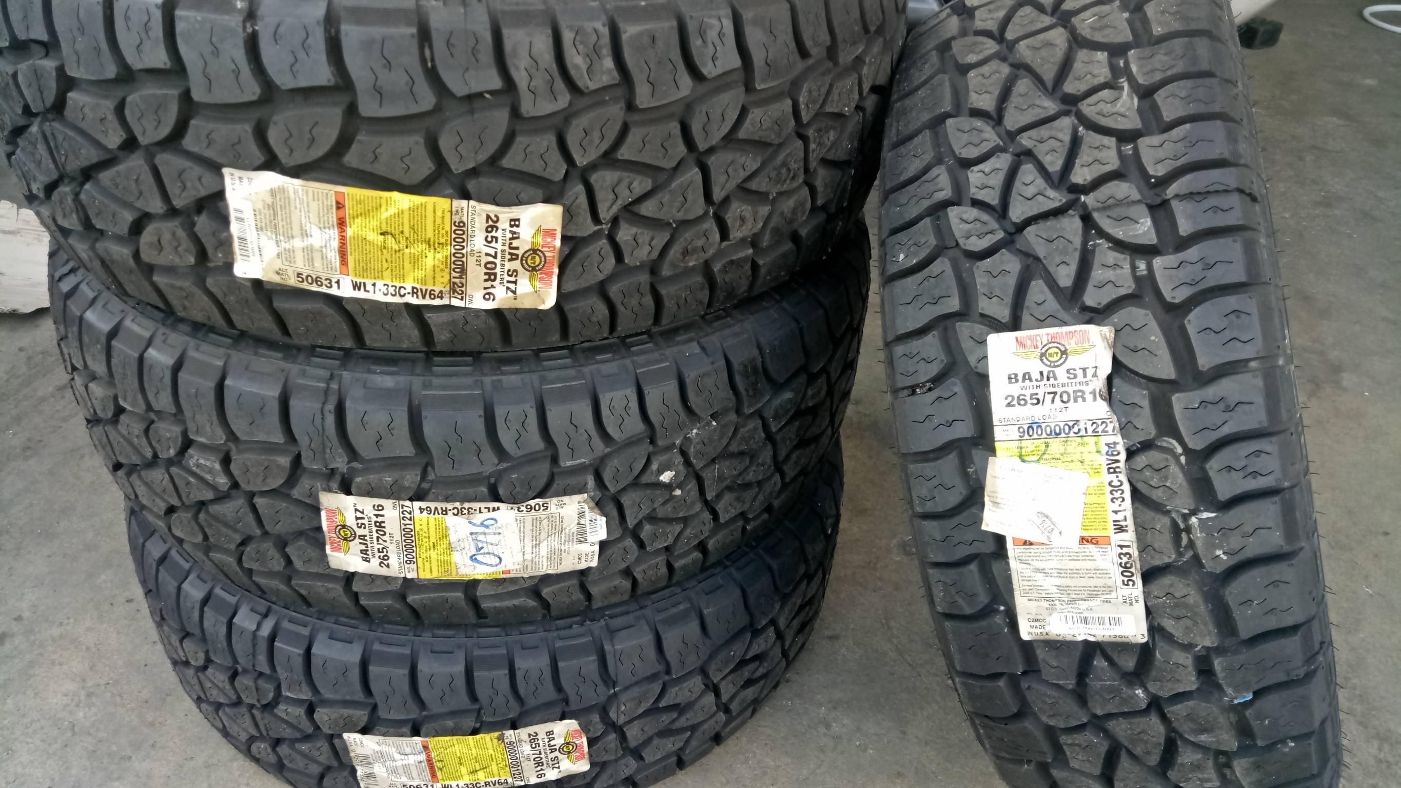 MICKEY THOMPSON STZ 265w70s16 เส้นละ 4900 ปี16 ขอบขาว ปกติ7500