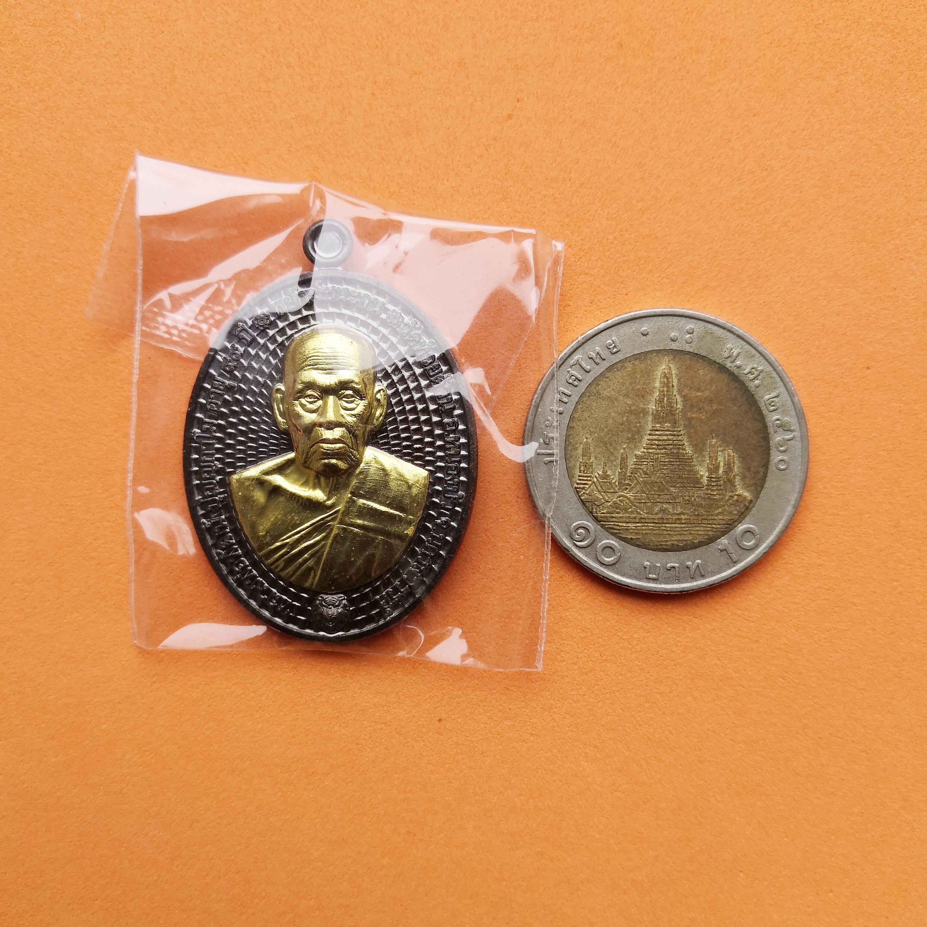 เหรียญพยัคฆ์ชนะจน หลวงพ่อพัฒน์ วัดห้วยด้วน จัดสร้างปี 2563 เนื้อทองแดงรมดำ หน้าทอง ตอกโค้ดและหมายเลขกำกับ พร้อมกล่องเดิม