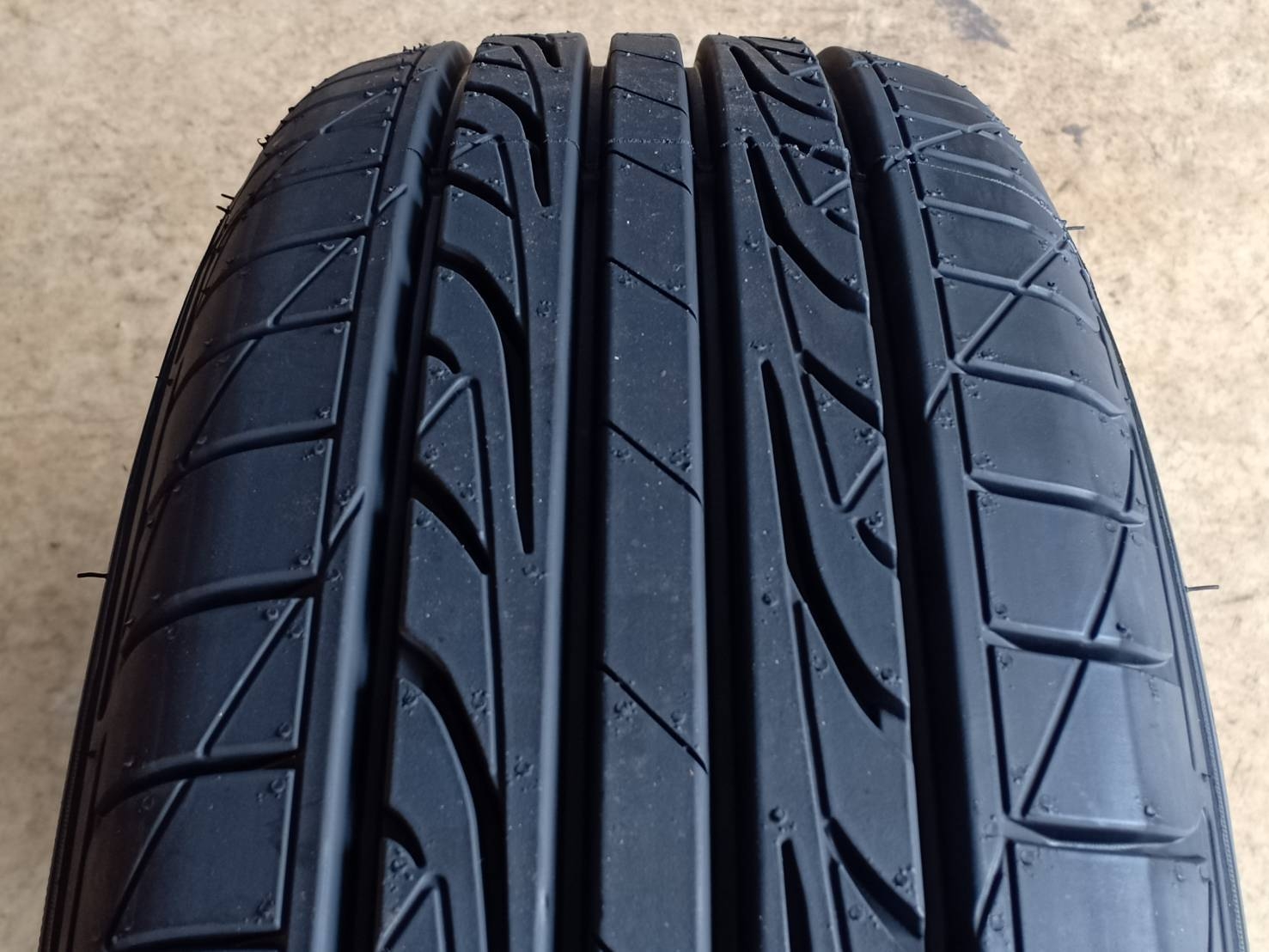 DUNLOP 185/65R14 SP SPORT LM704 ต้องการส่วนลดราคาพิเศษ กรุณาสอบถาม