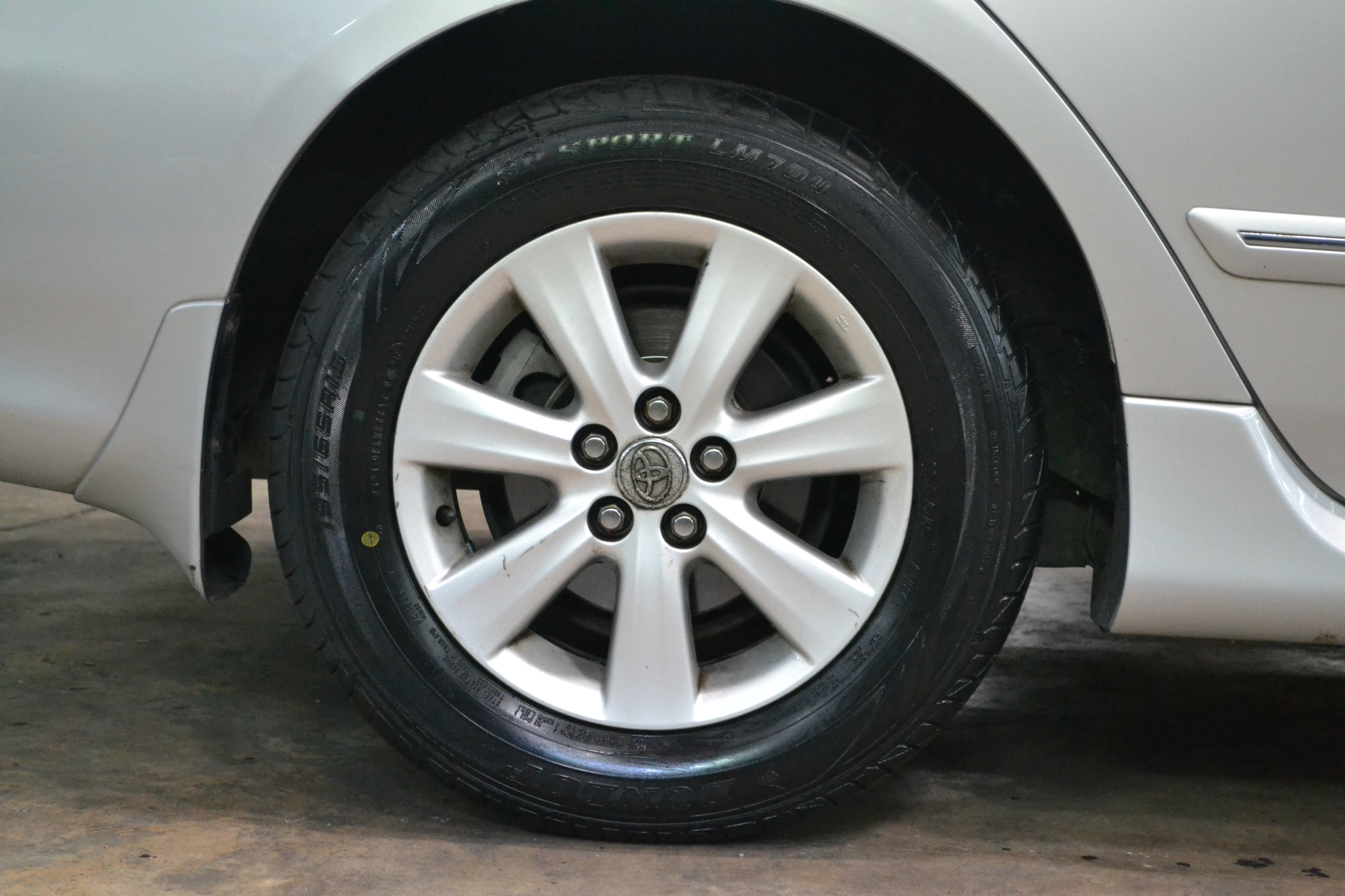 TOYOTA ALLTIS กับยางคุณภาพ DUNLOP LM704 195/65-15 ซื้อ2แถม2