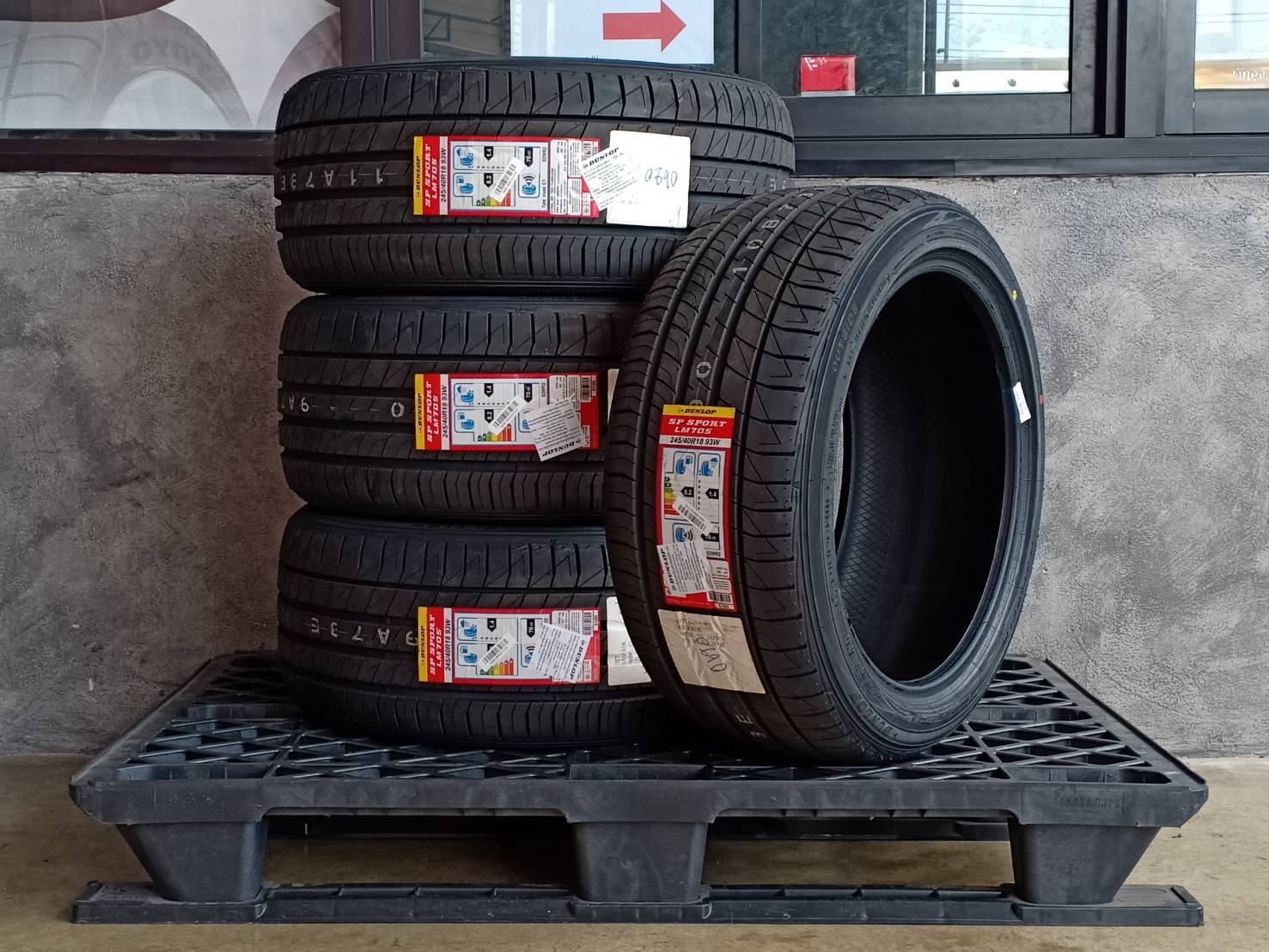 DUNLOP SP SPORT LM705 245/40R18 ปี20