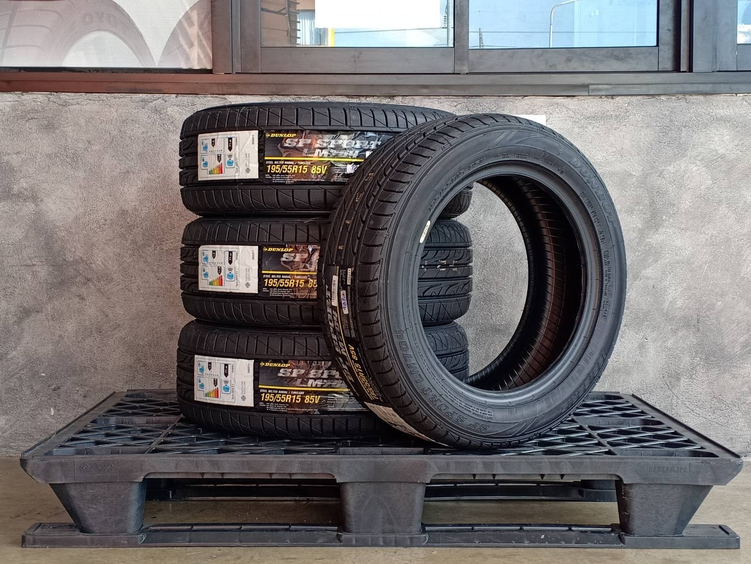 DUNLOP 195/55R15 SP SPORT LM704 85V MADE IN THAILAND.