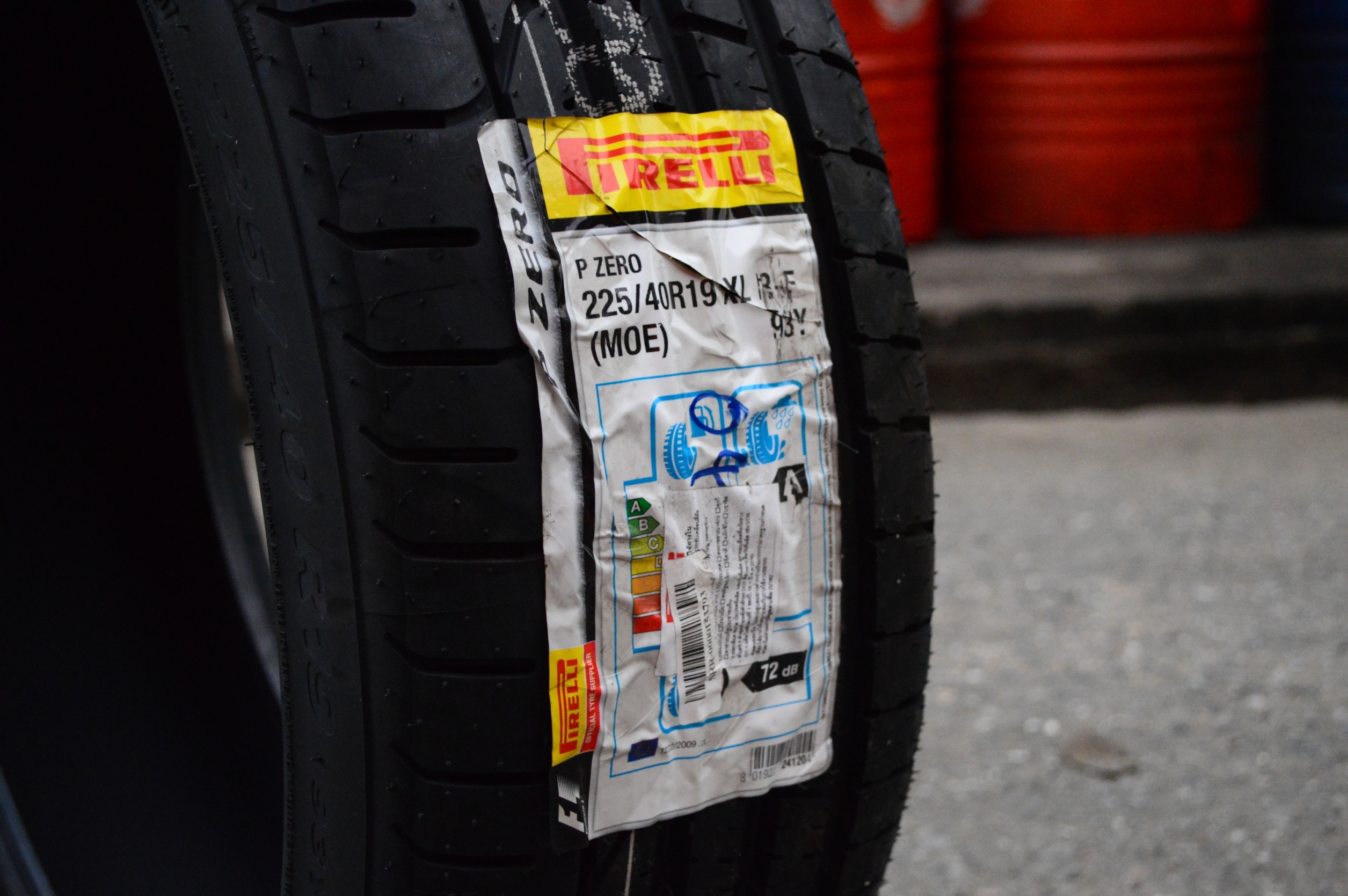 PIRELLI P-ZERO 225-40-19 เส้น 15500 บาท (runflat) ปี17