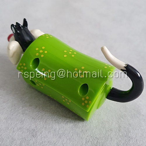 รถเข็นถอยหลังวิ่ง (Pullback car) Sylvester ในม้วนพรมสีเขียว