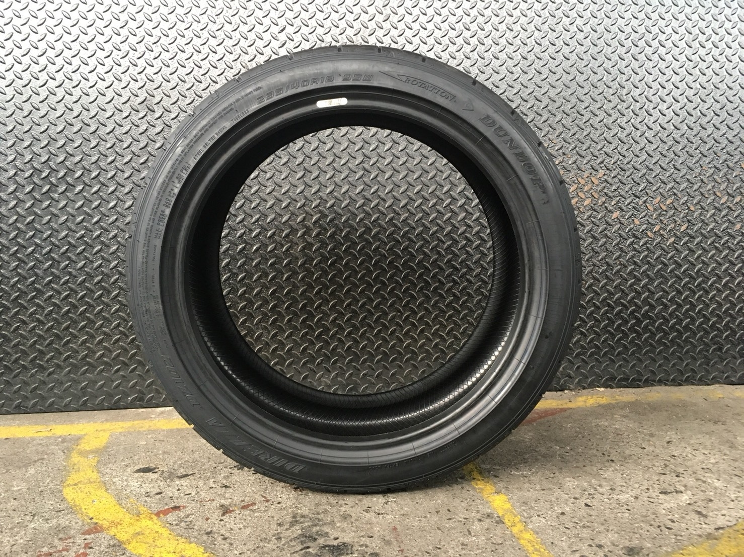 DUNLOP DZ102 235-40-18 เส้นละ 8900 ปี18 ซื้อ2แถม2 จ่าย 17800 ได้ 4เส้น ปี18