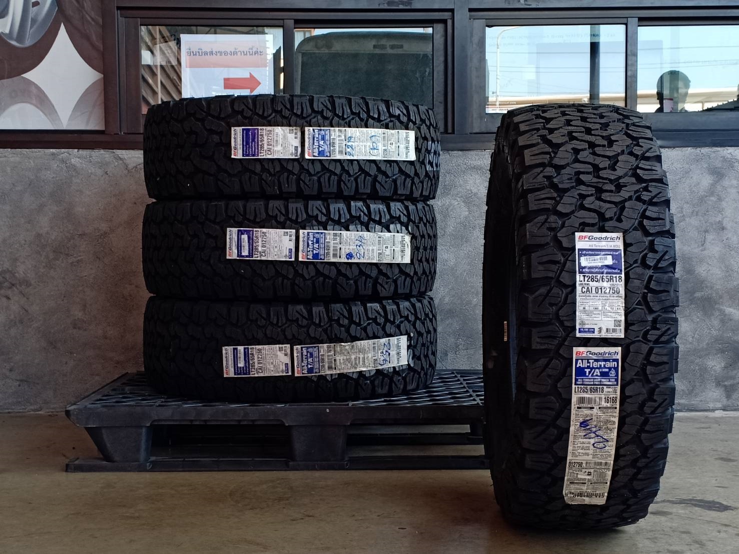BF-GOODRICH 285/65R18 ALL TERRAIN T/A KO2 125/122R 10PR (ตัวหนังสือขาว) MADE IN U.S.A.